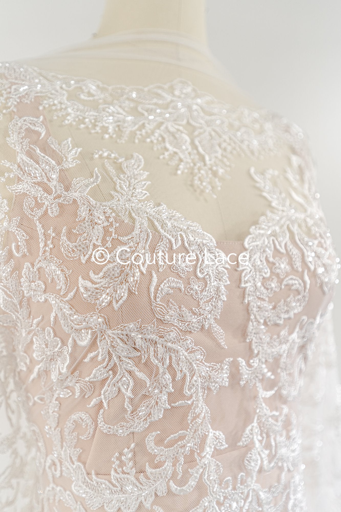 Bordado de perlas pesado y lujoso / Encaje nupcial con patrón simétrico // L26-072