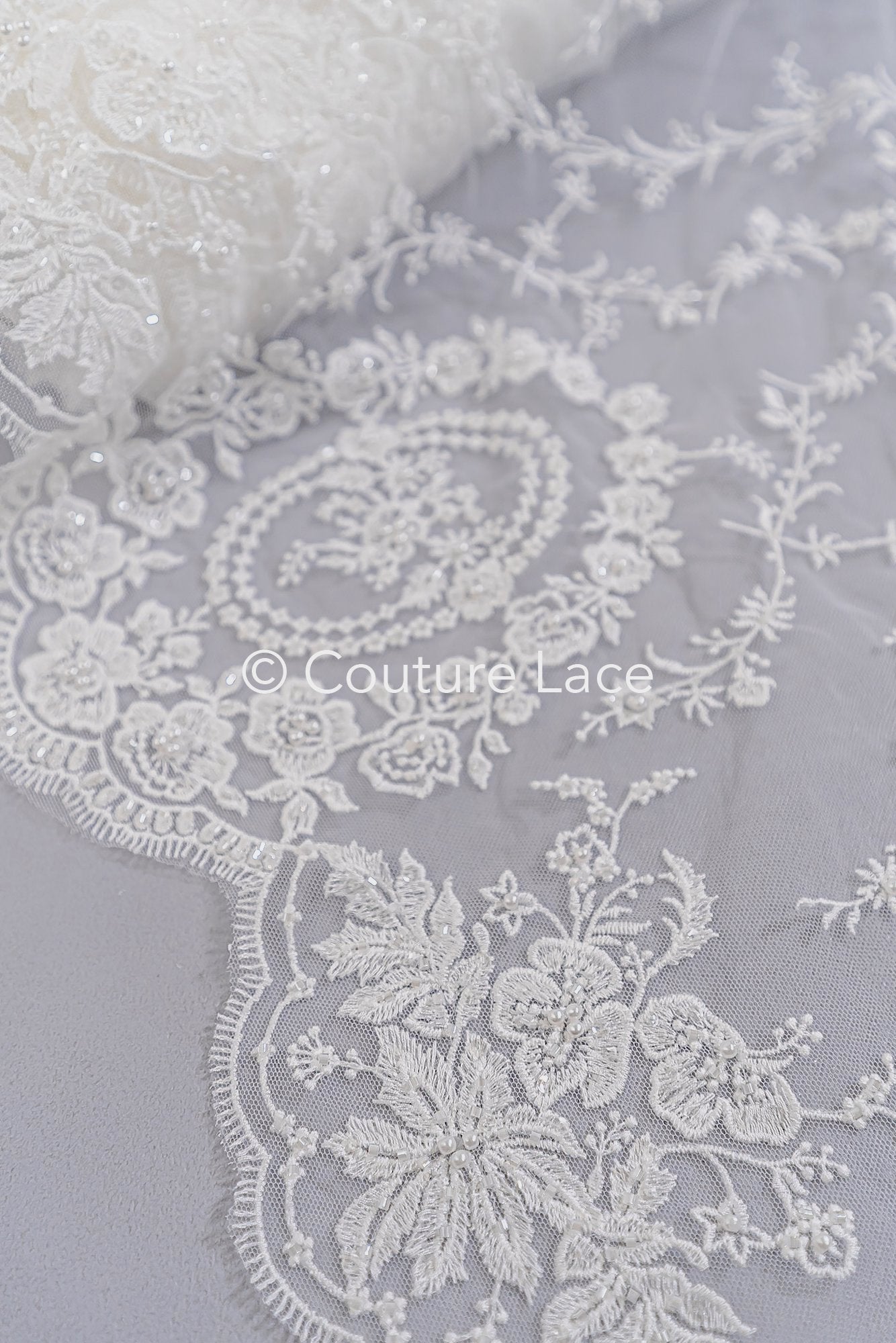 Bordado floral fino con perlas / Encaje nupcial con motivo floral simétrico // L26-088