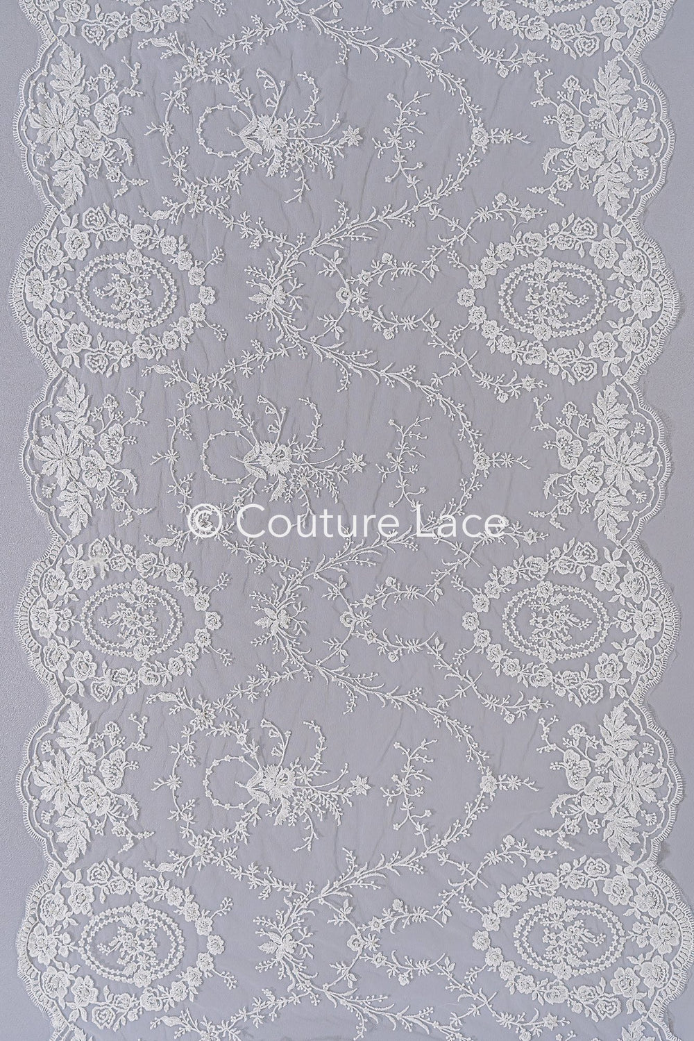 Bordado floral fino con perlas / Encaje nupcial con motivo floral simétrico // L26-088