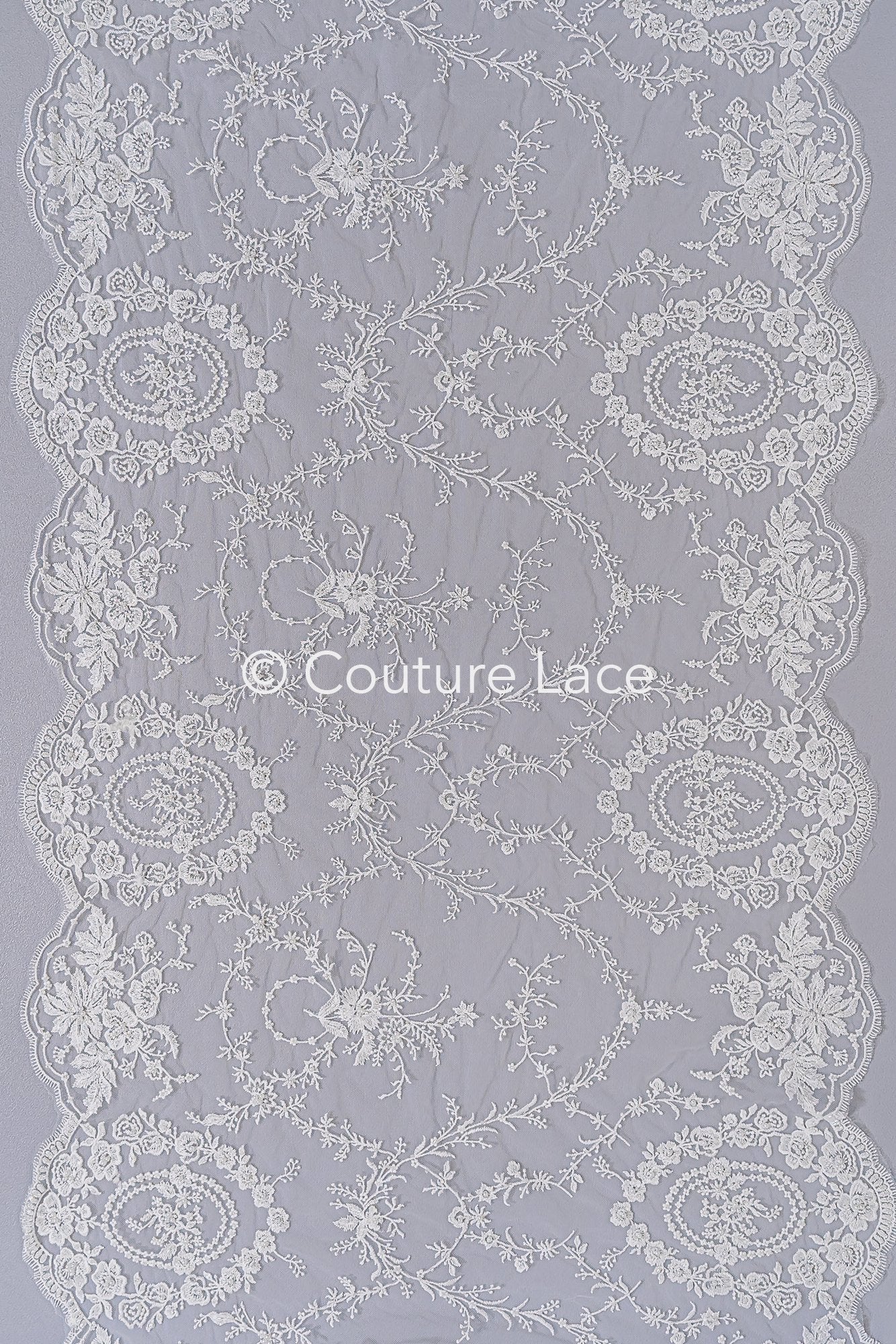 Bordado floral fino con perlas / Encaje nupcial con motivo floral simétrico // L26-088