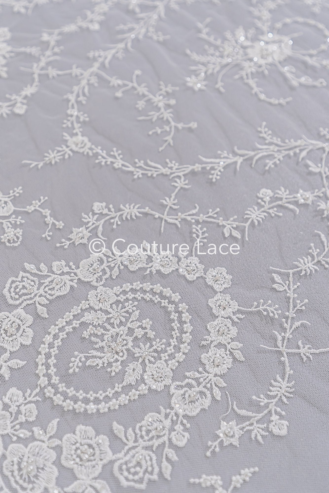 Bordado floral fino con perlas / Encaje nupcial con motivo floral simétrico // L26-088