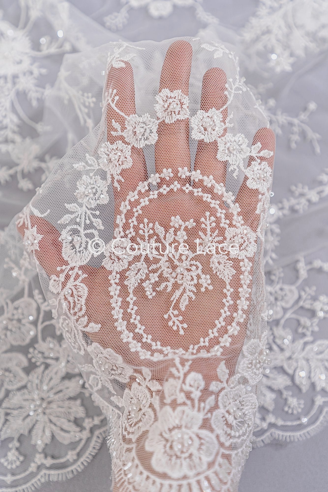 Bordado floral fino con perlas / Encaje nupcial con motivo floral simétrico // L26-088