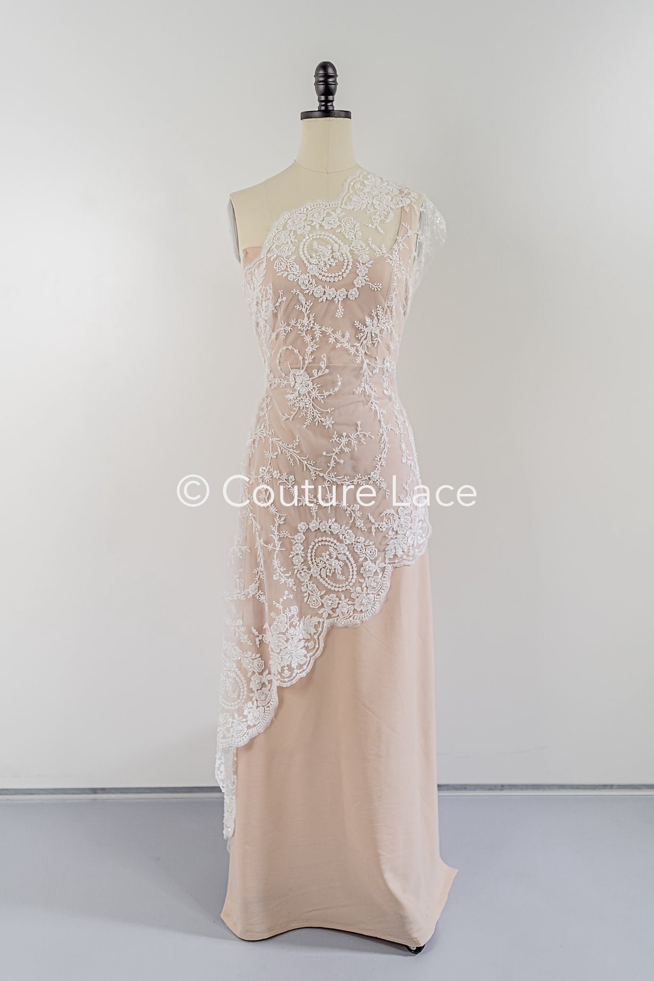 Bordado floral fino con perlas / Encaje nupcial con motivo floral simétrico // L26-088