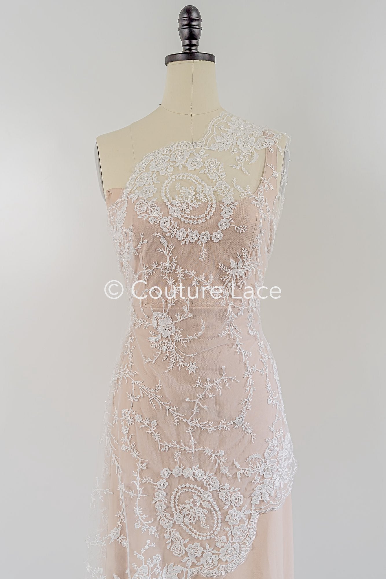 Bordado floral fino con perlas / Encaje nupcial con motivo floral simétrico // L26-088