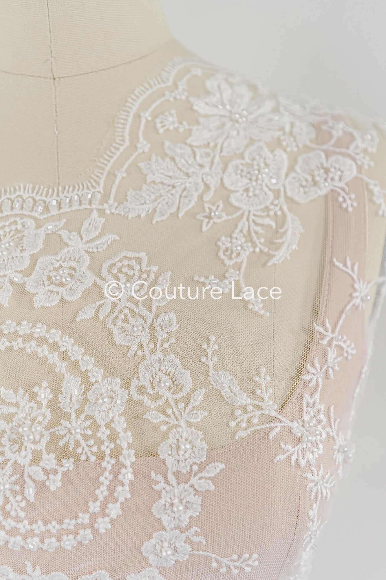 Bordado floral fino con perlas / Encaje nupcial con motivo floral simétrico // L26-088