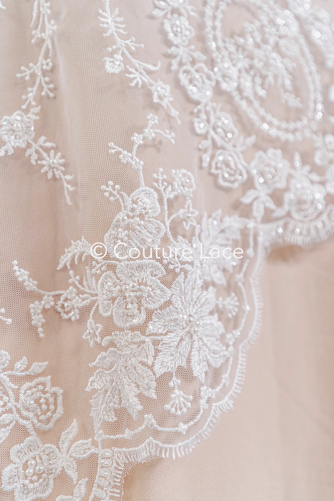 Bordado floral fino con perlas / Encaje nupcial con motivo floral simétrico // L26-088