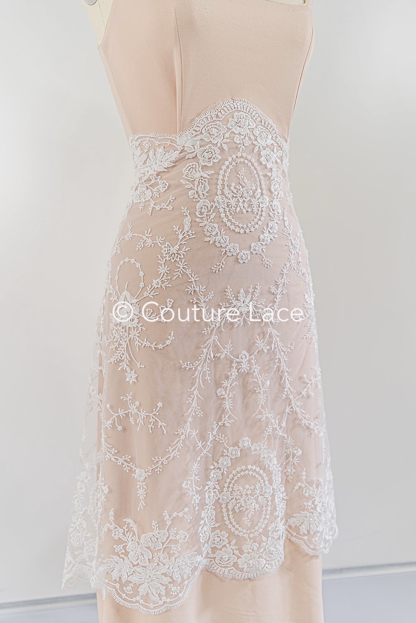 Bordado floral fino con perlas / Encaje nupcial con motivo floral simétrico // L26-088