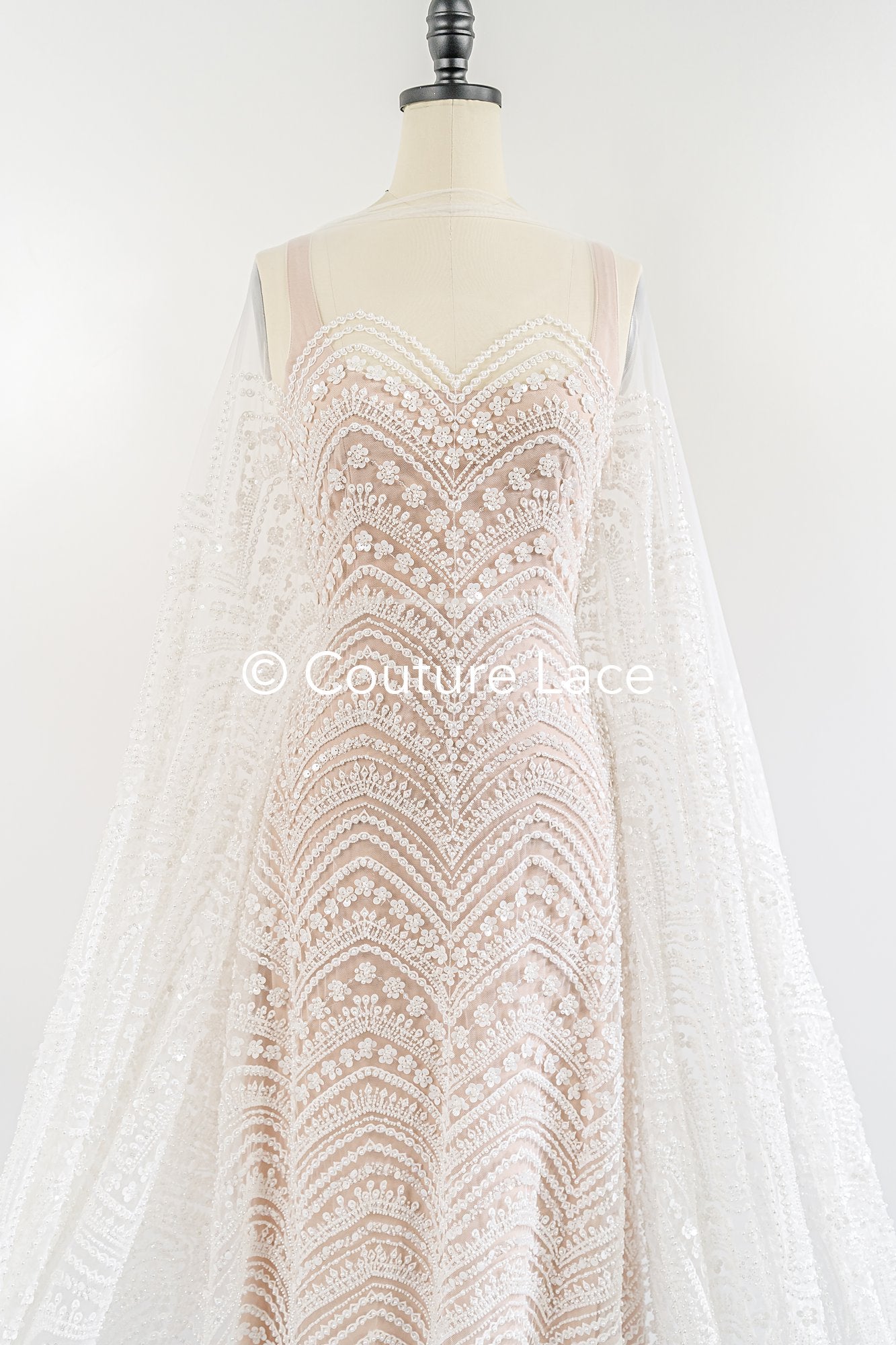 Filigrane Perlenstickerei/ Brautspitze mit symmetrischen Muster/ Florale Brautspitze // L25-130