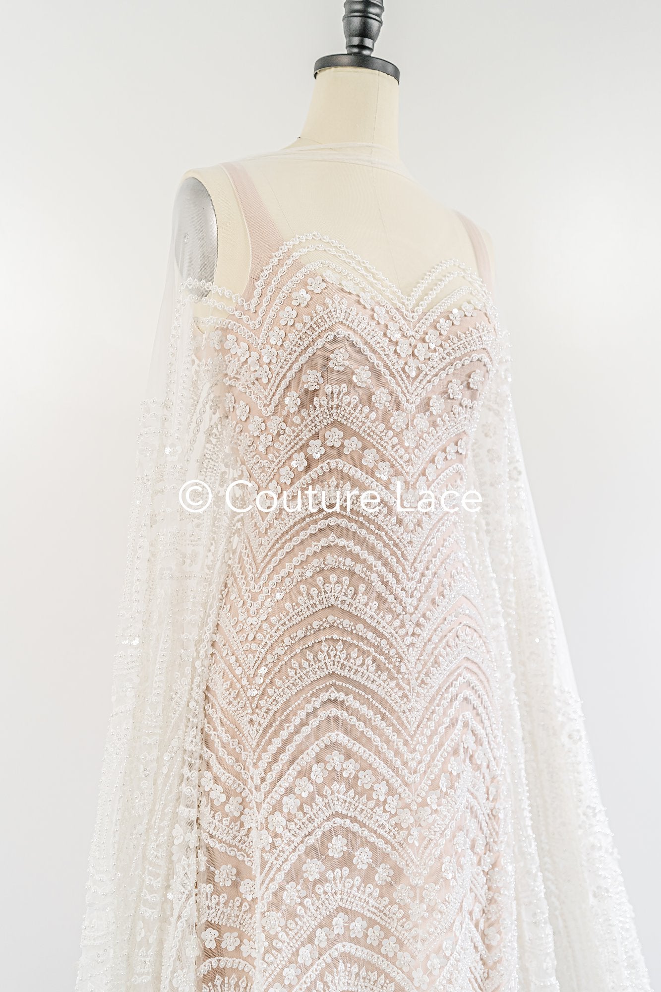 Filigrane Perlenstickerei/ Brautspitze mit symmetrischen Muster/ Florale Brautspitze // L25-130