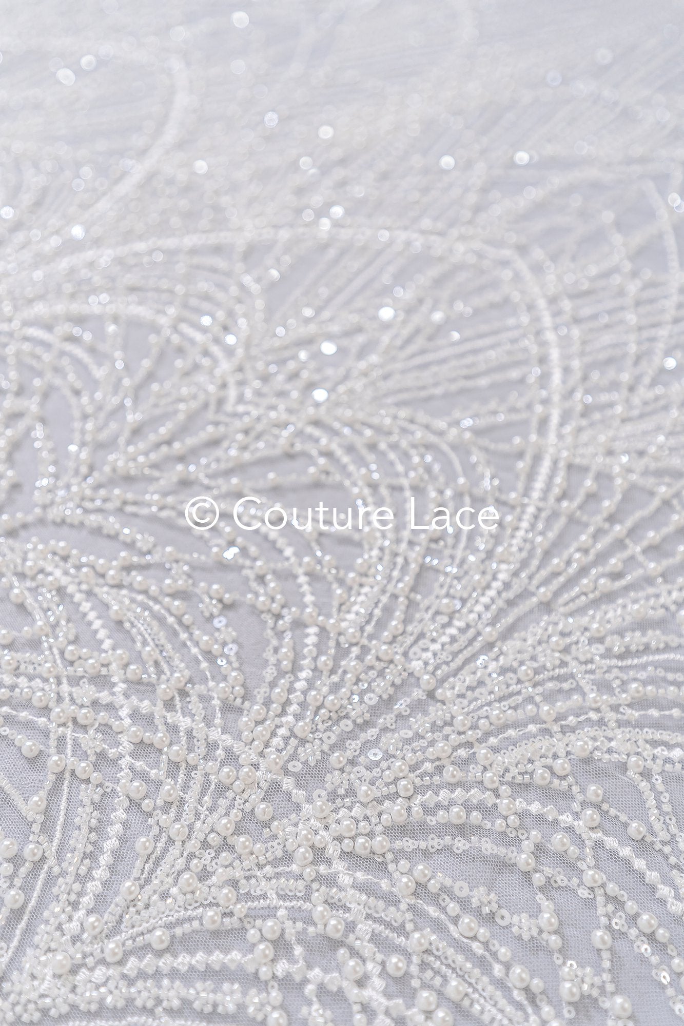 Schwere luxuriöse Perlenstickerei/ Brautspitze mit symmetrischen Muster // L25-186