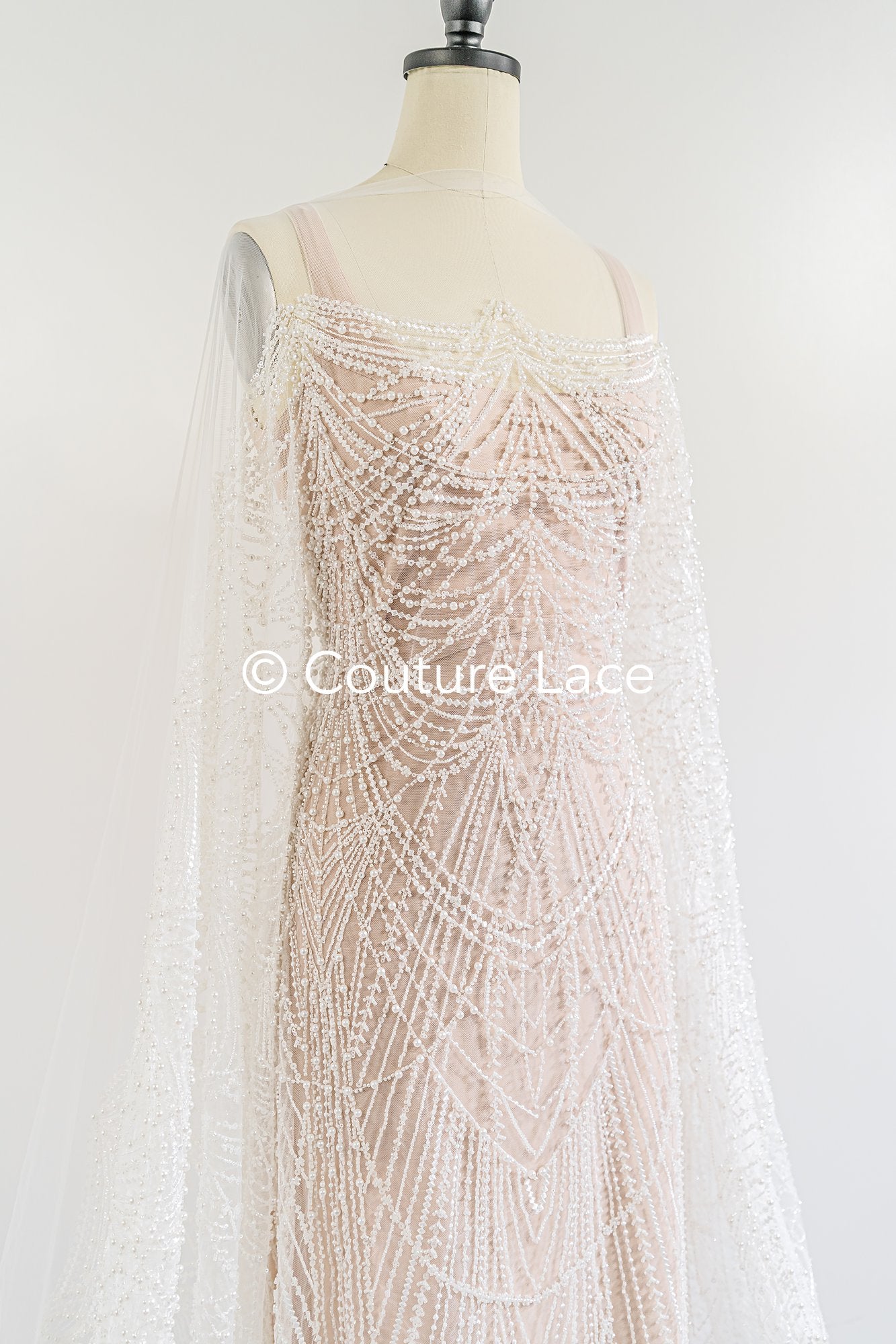 Schwere luxuriöse Perlenstickerei/ Brautspitze mit symmetrischen Muster // L25-186