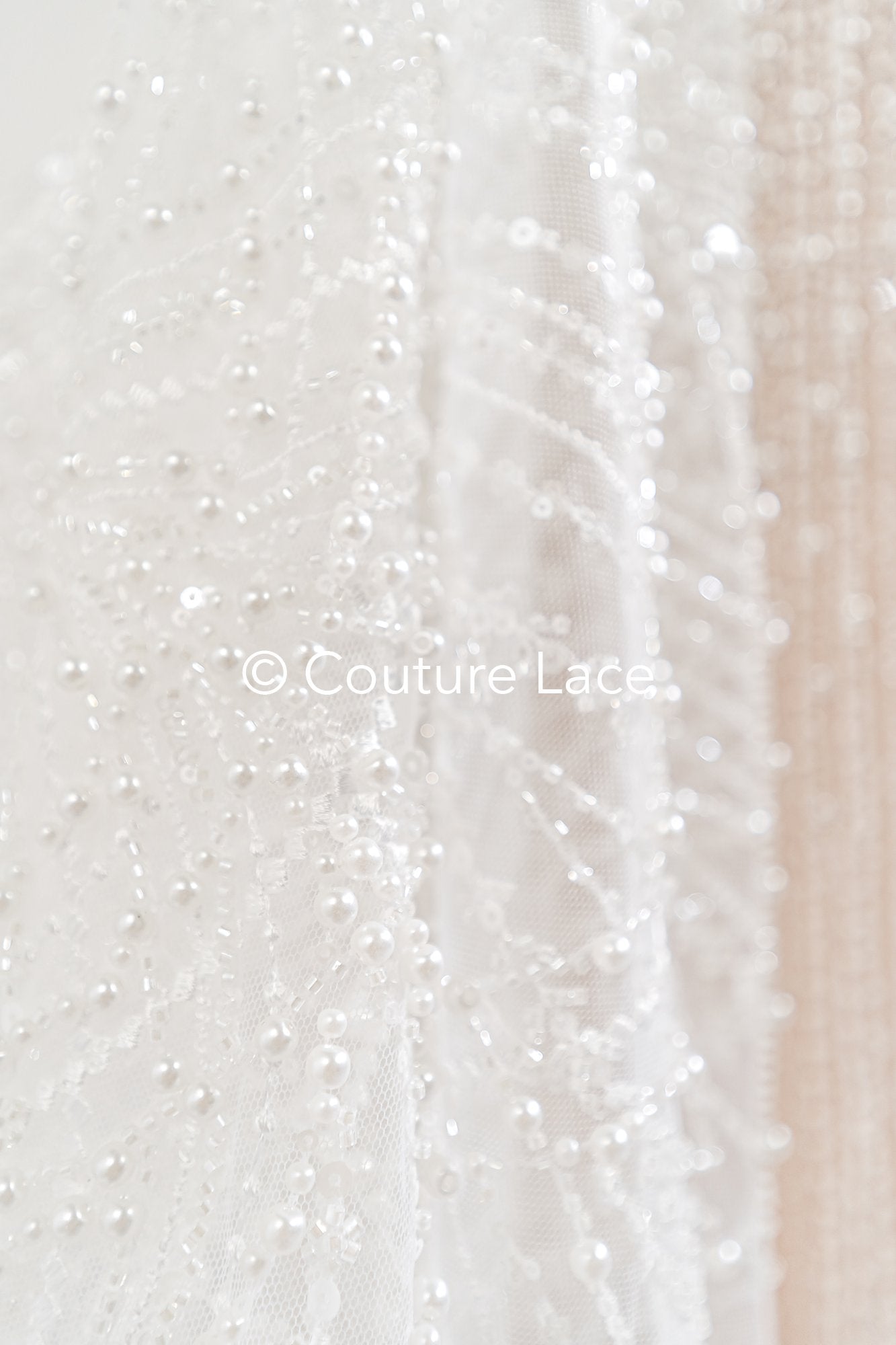 Schwere luxuriöse Perlenstickerei/ Brautspitze mit symmetrischen Muster // L25-186