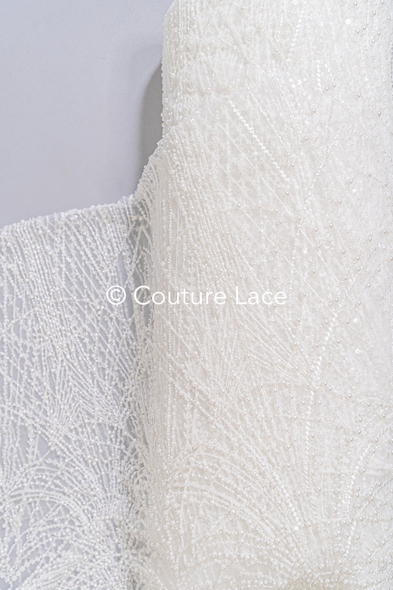 Schwere luxuriöse Perlenstickerei/ Brautspitze mit symmetrischen Muster // L25-186