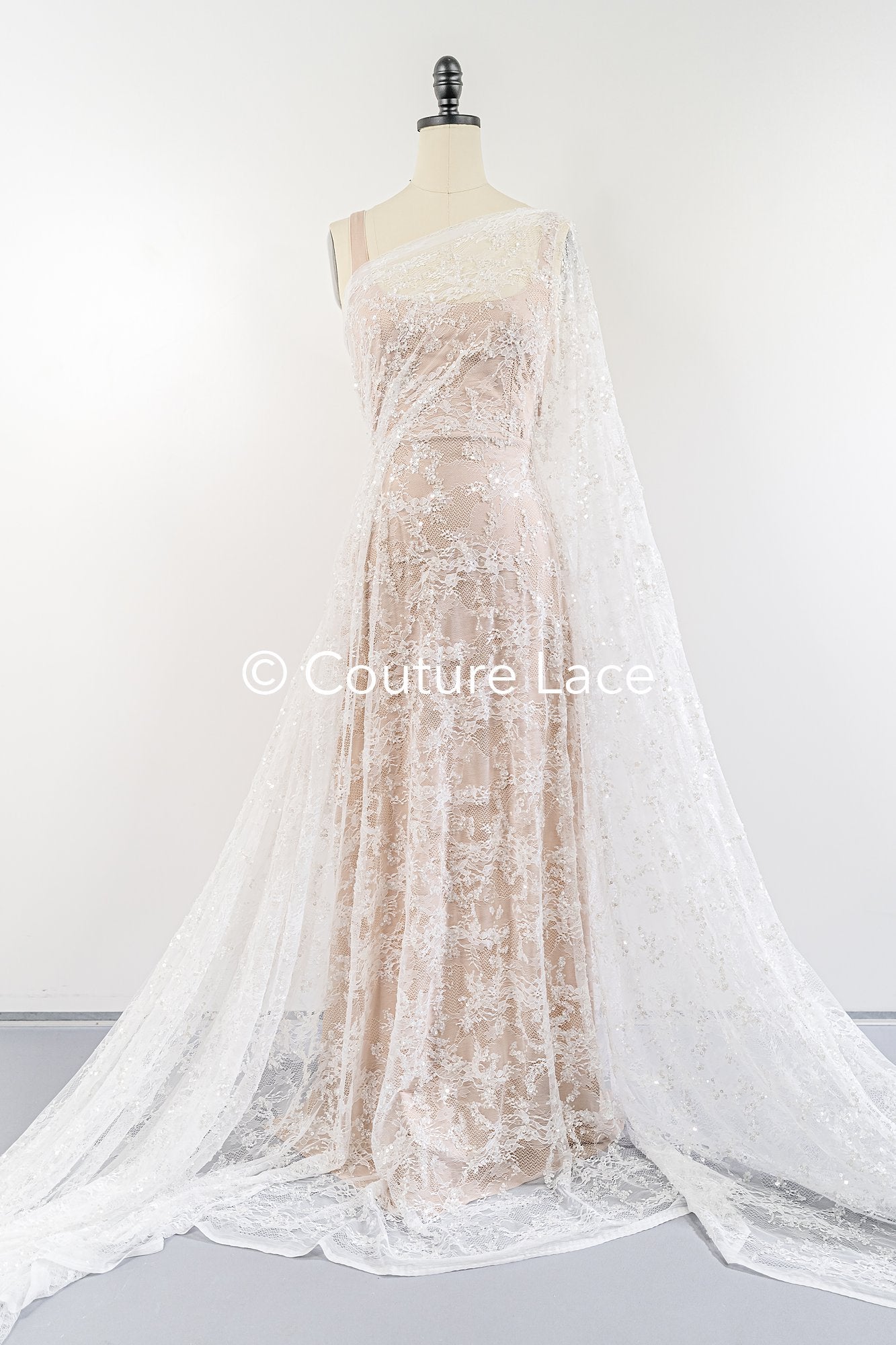 Perlenbestickte Brautspitze auf feiner französischer Spitze/ Hochwertige Perlen Brautspitze // L25-348