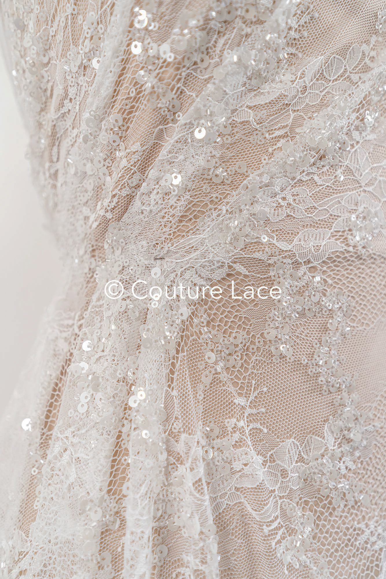 Encaje nupcial bordado con perlas sobre fino encaje francés / Encaje nupcial de alta calidad con perlas // L25-348