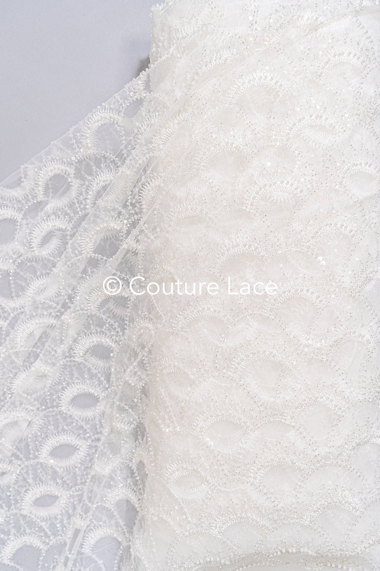 Schwere luxuriöse Perlenstickerei/ Brautspitze mit symmetrischen Muster // L26-353