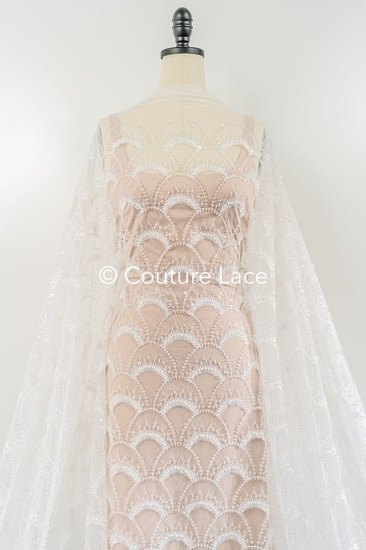 Schwere luxuriöse Perlenstickerei/ Brautspitze mit symmetrischen Muster // L26-353