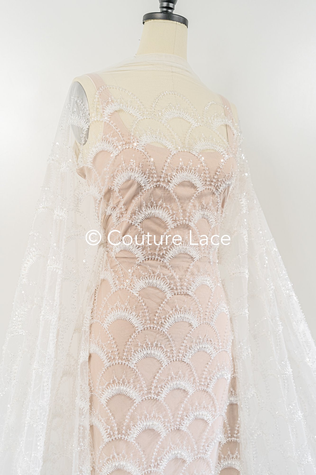 Schwere luxuriöse Perlenstickerei/ Brautspitze mit symmetrischen Muster // L26-353