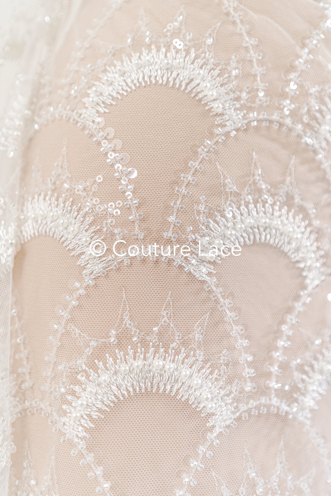 Schwere luxuriöse Perlenstickerei/ Brautspitze mit symmetrischen Muster // L26-353