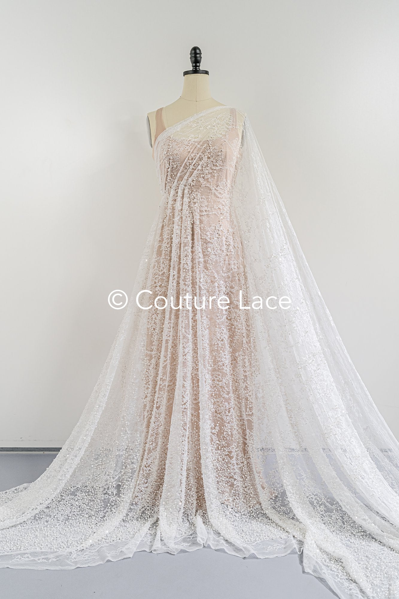 Perlenbestickte Brautspitze auf feiner französischer Spitze/ Hochwertige Perlen Brautspitze // L25-407