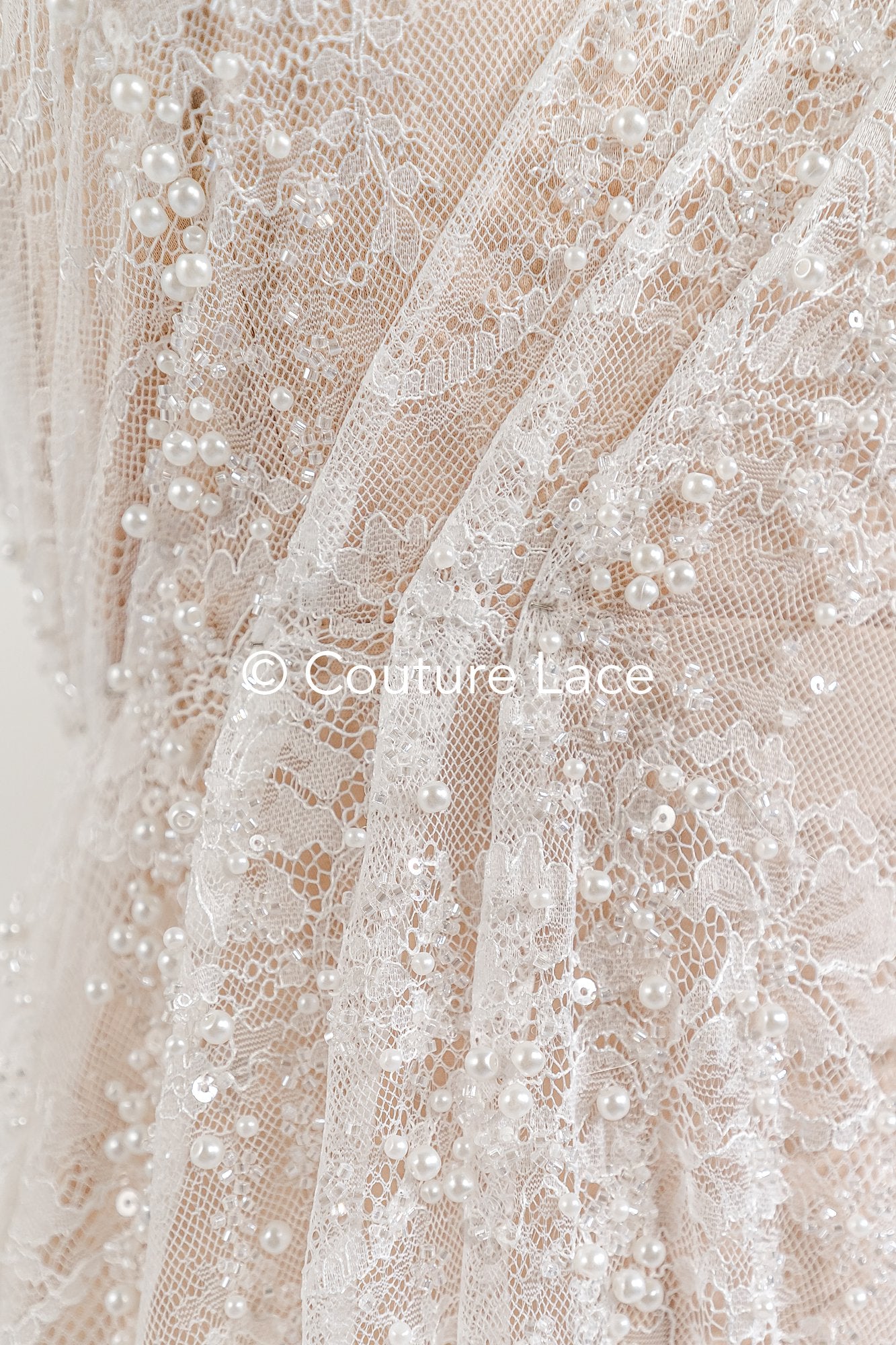 Perlenbestickte Brautspitze auf feiner französischer Spitze/ Hochwertige Perlen Brautspitze // L25-407