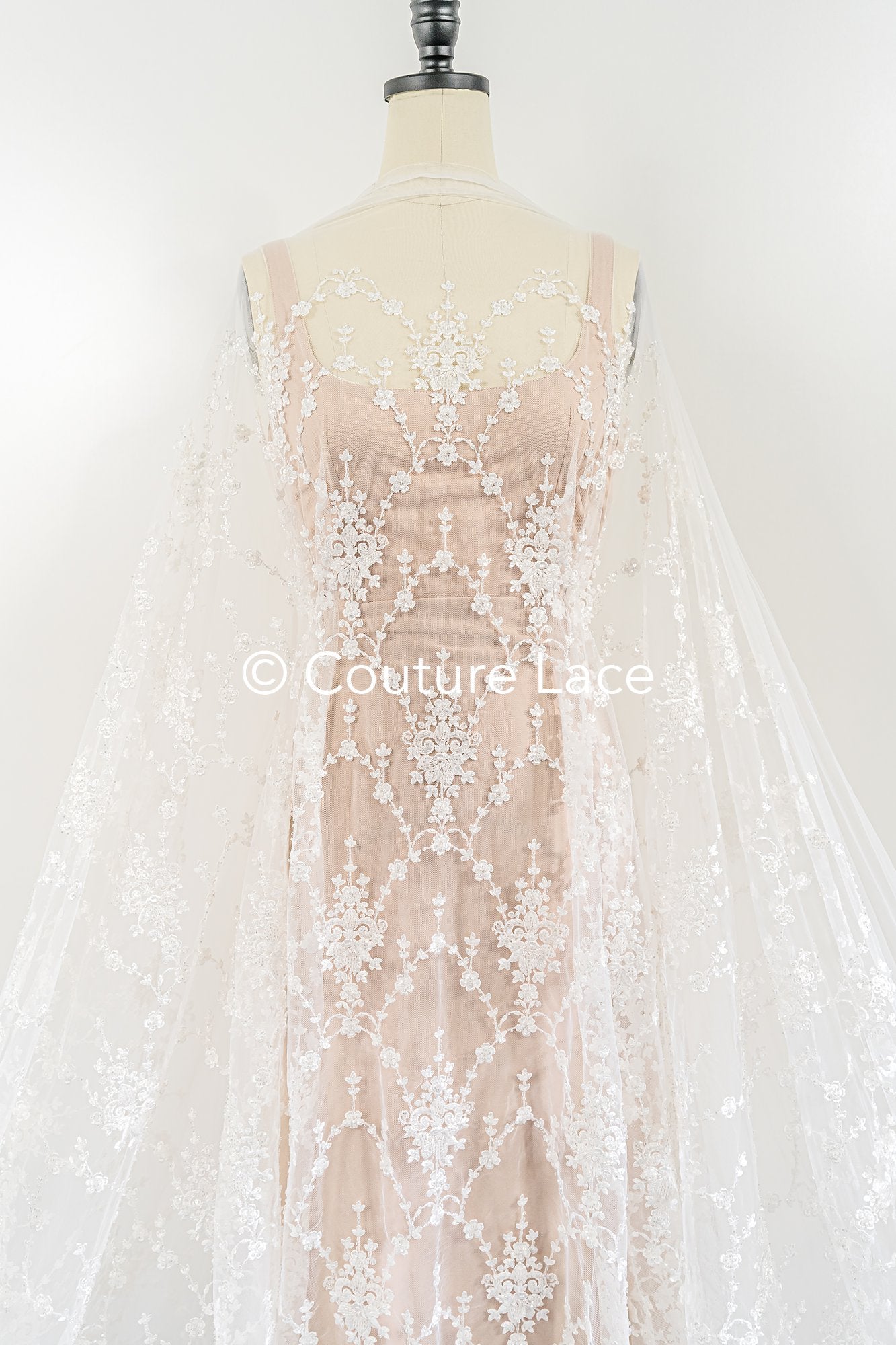 Schwere luxuriöse Perlenstickerei/ Brautspitze mit symmetrischen Muster // L26-521