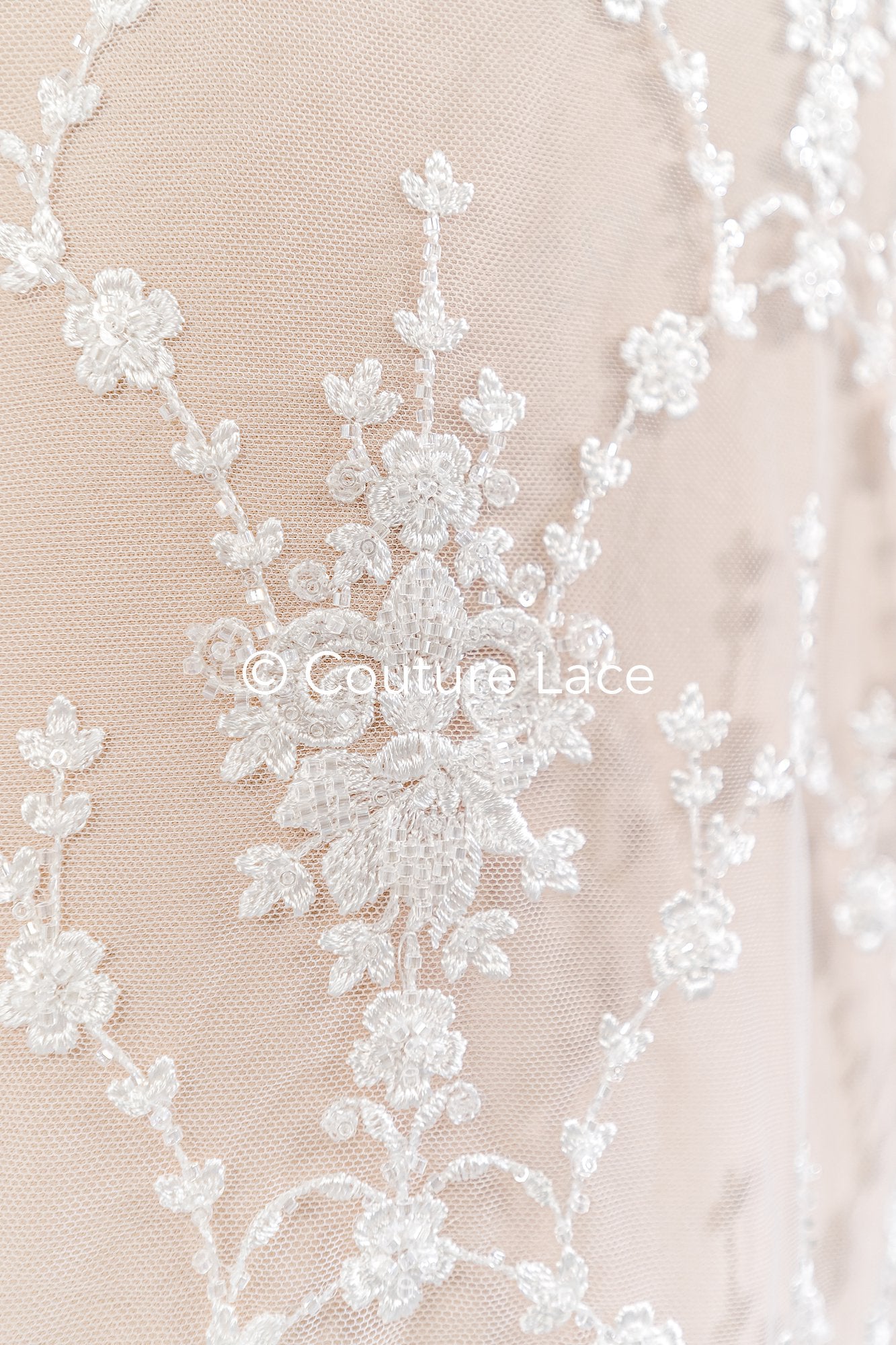 Schwere luxuriöse Perlenstickerei/ Brautspitze mit symmetrischen Muster // L26-521