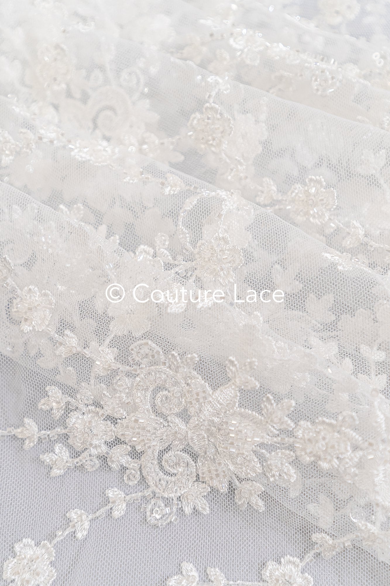 Schwere luxuriöse Perlenstickerei/ Brautspitze mit symmetrischen Muster // L26-521