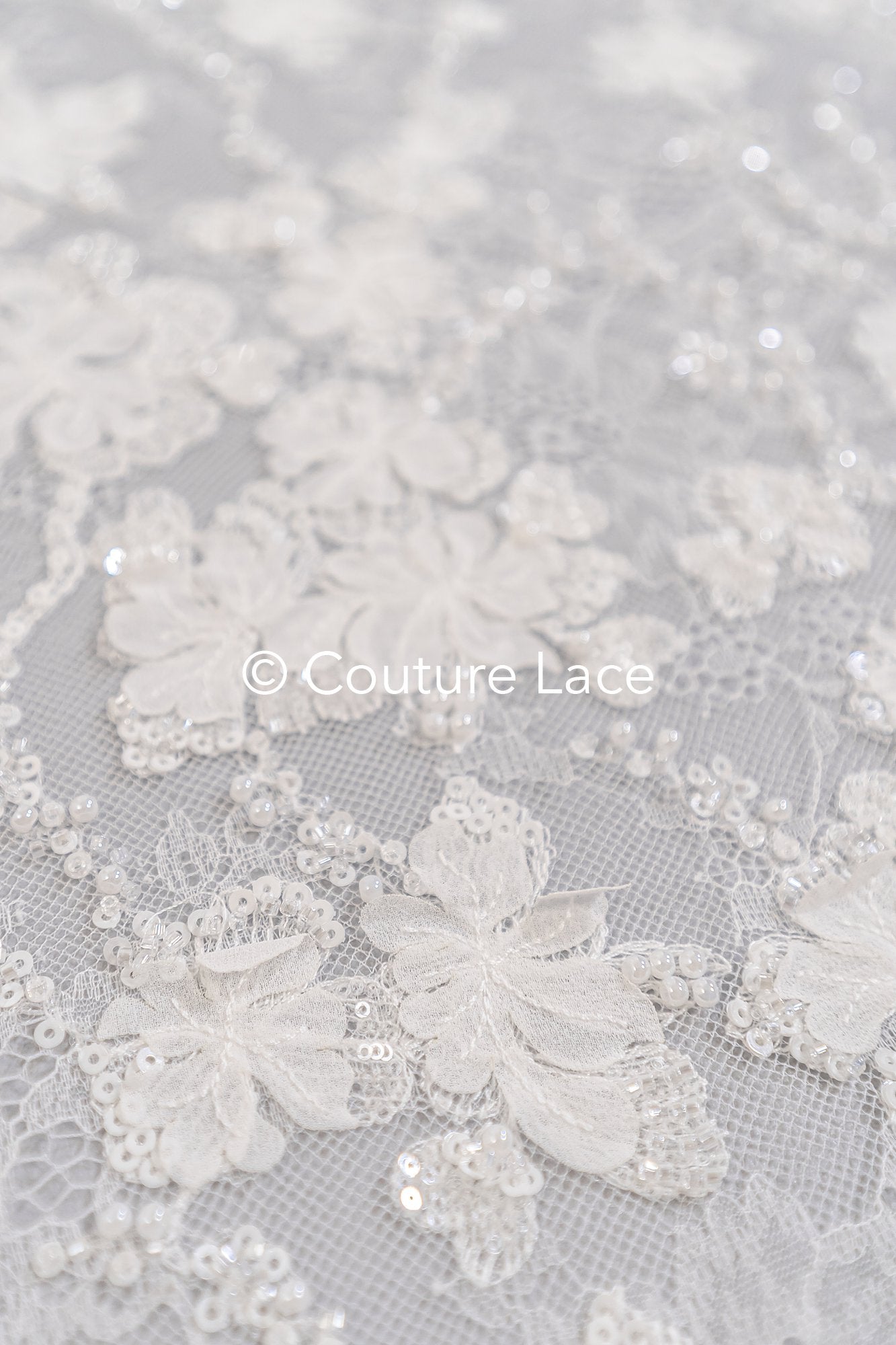 Perlenbestickte 3D Brautspitze auf feiner französischer Spitze/ Hochwertige Perlen Brautspitze // L25-617