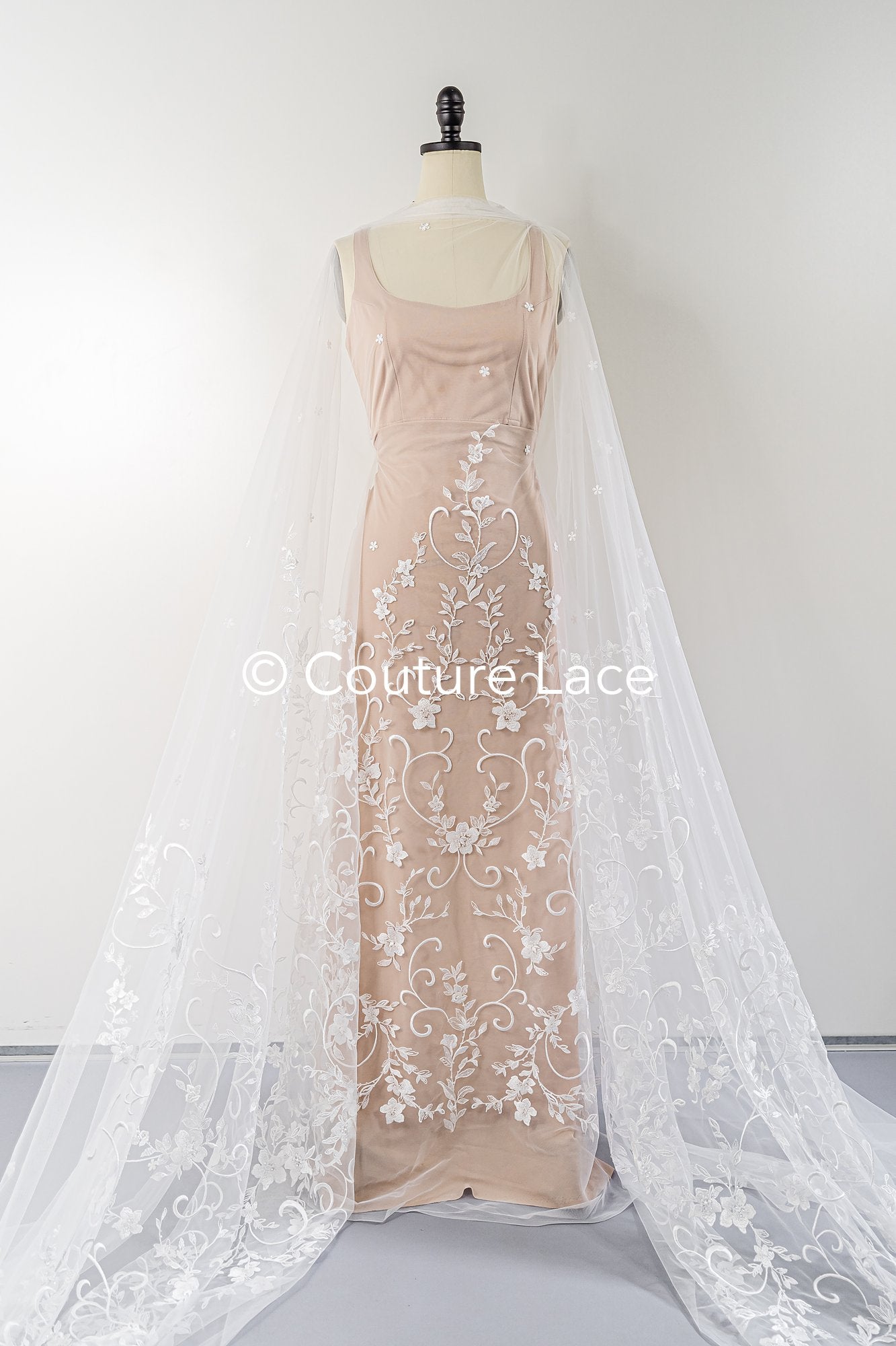 Exquisite Florale Spitze für Brautkleider, Luxus Brautspitze mit Perlenstickerei // L25-856