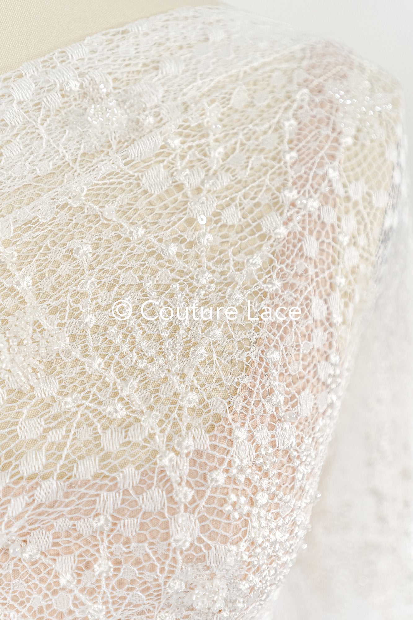 Braut Spitzenstoff mit Blumenmuster, perlenbestickte Spitze für Brautkleider mit floralem Muster// L25-857