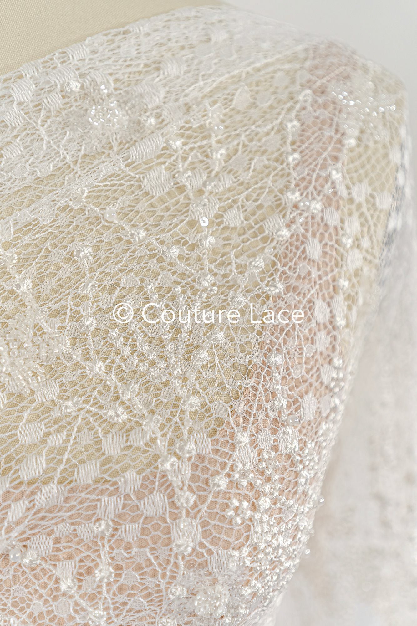 Braut Spitzenstoff mit Blumenmuster, perlenbestickte Spitze für Brautkleider mit floralem Muster// L25-857