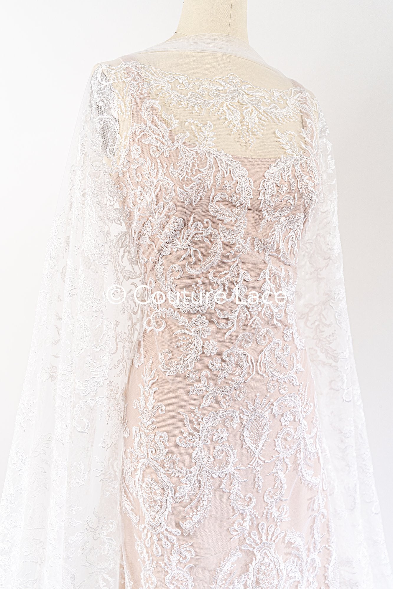 Florale Spitze für Brautkleider, Bestickte Brautspitze mit Blumenmuster // L25-858