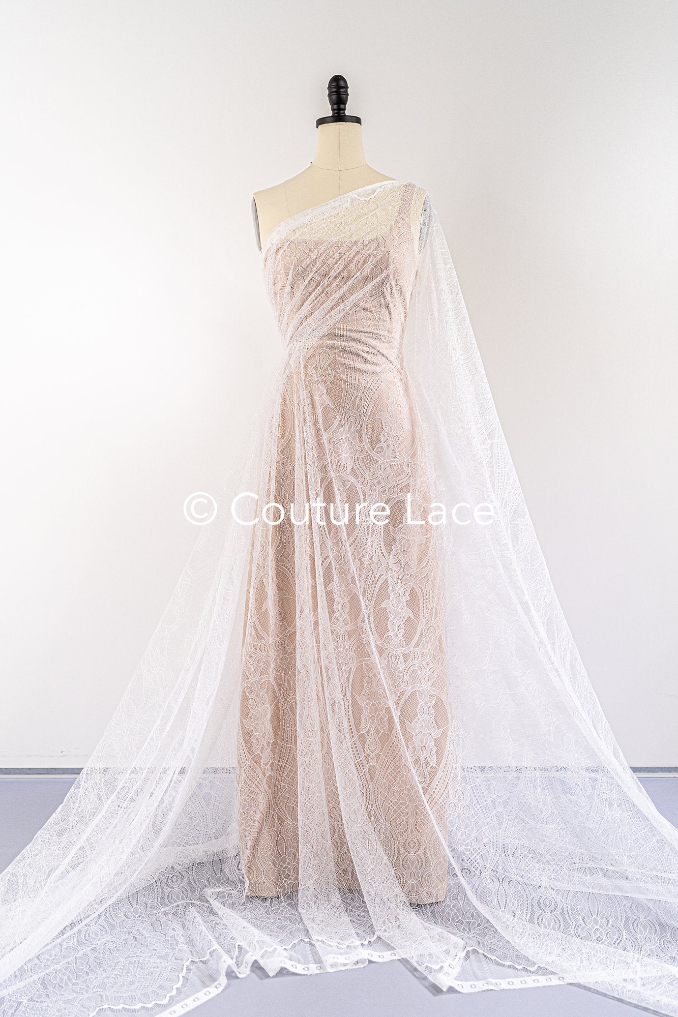 3 mètres de dentelle française/dentelle de Chantilly française // L25-859