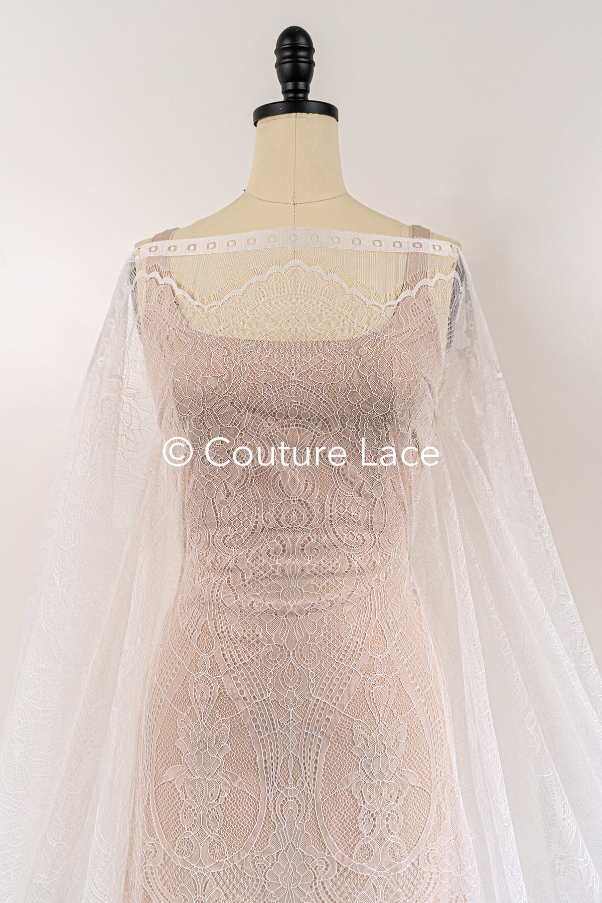 3 mètres de dentelle française/dentelle de Chantilly française // L25-859