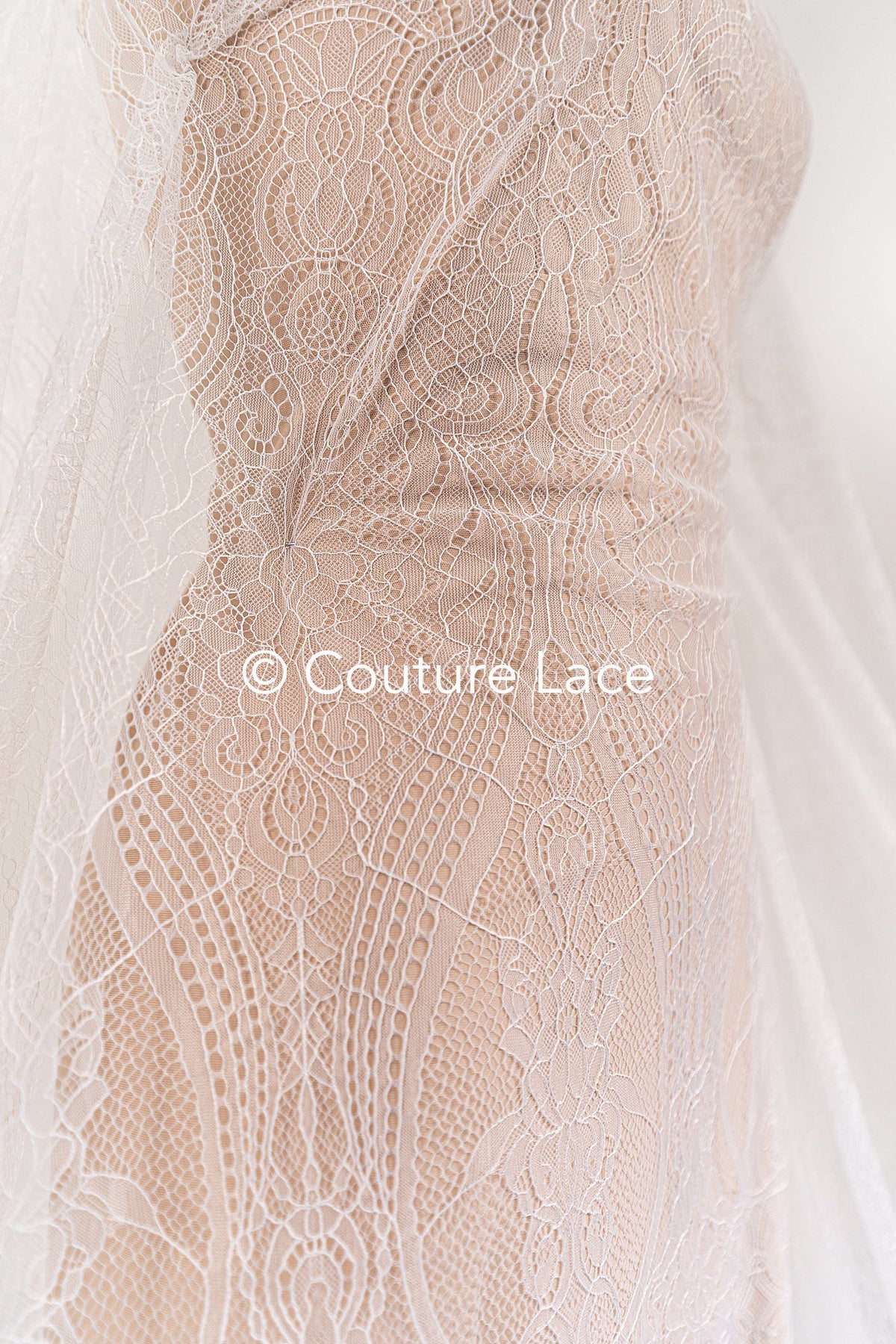 3 mètres de dentelle française/dentelle de Chantilly française // L25-859