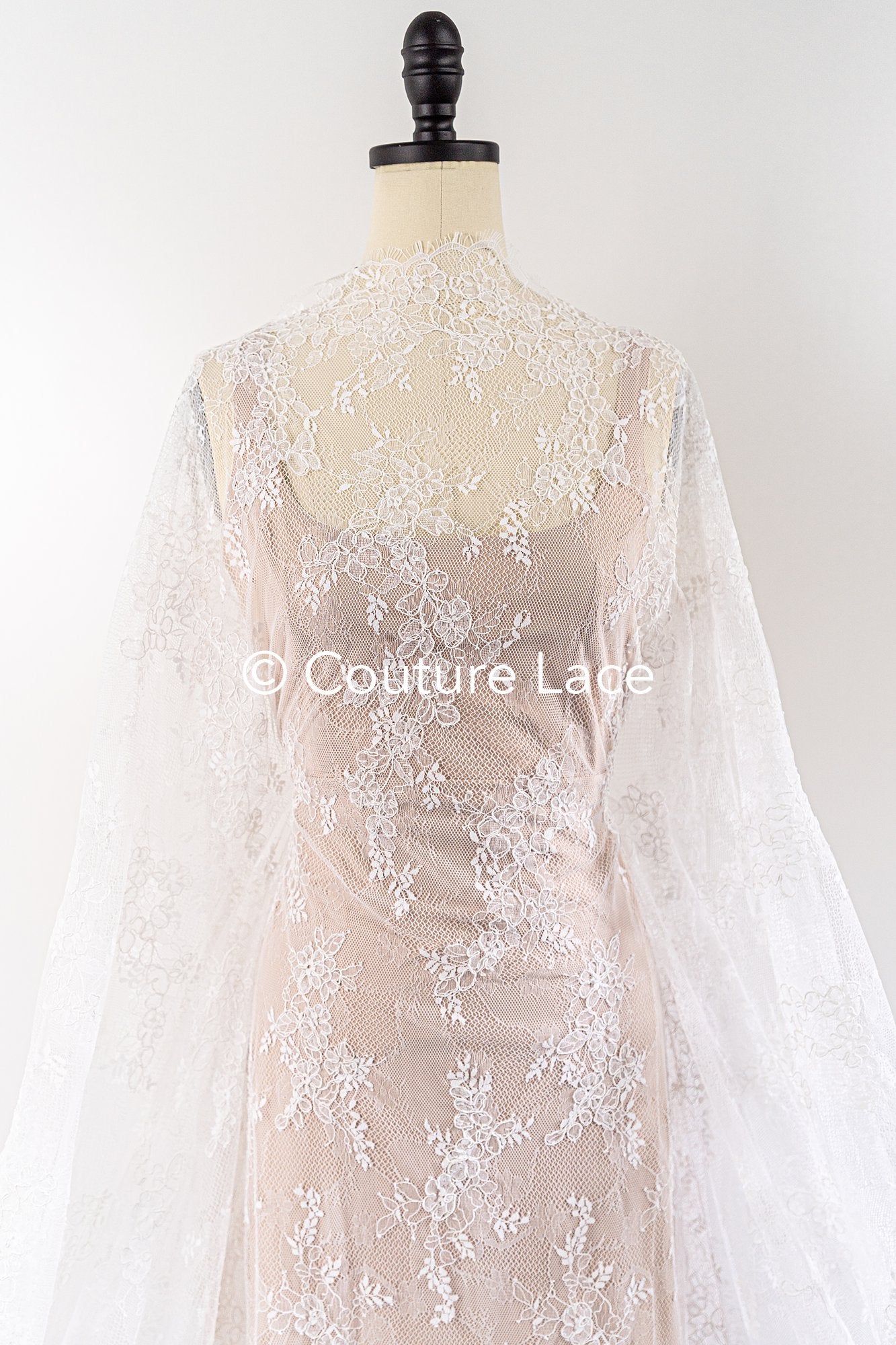 3 mètres de dentelle florale française / dentelle Chantilly française // L25-860