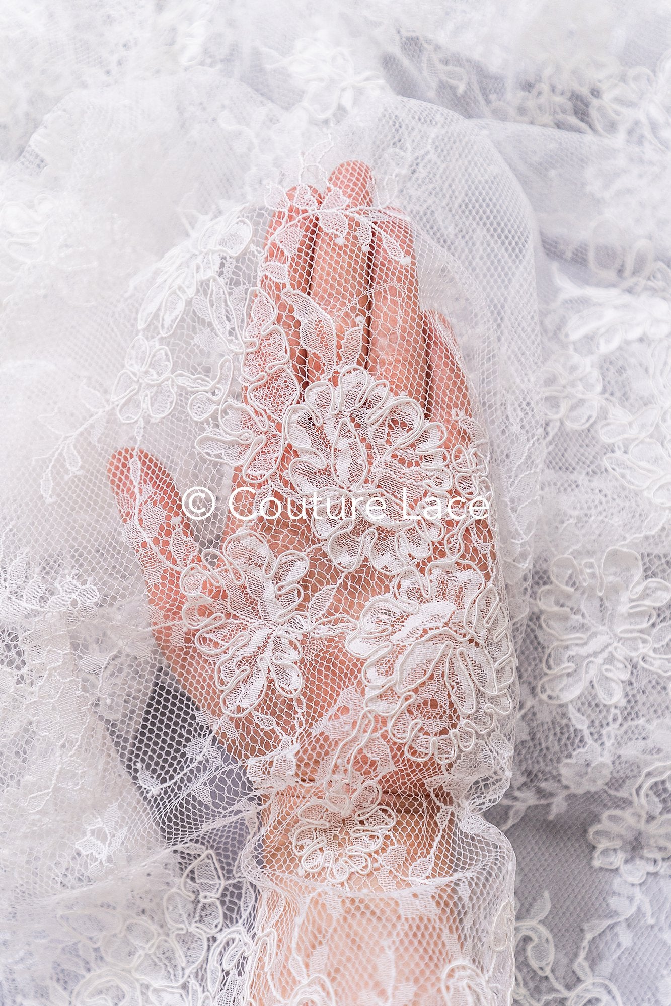 3 mètres de dentelle de Chantilly française / dentelle de mariée française / L25-861