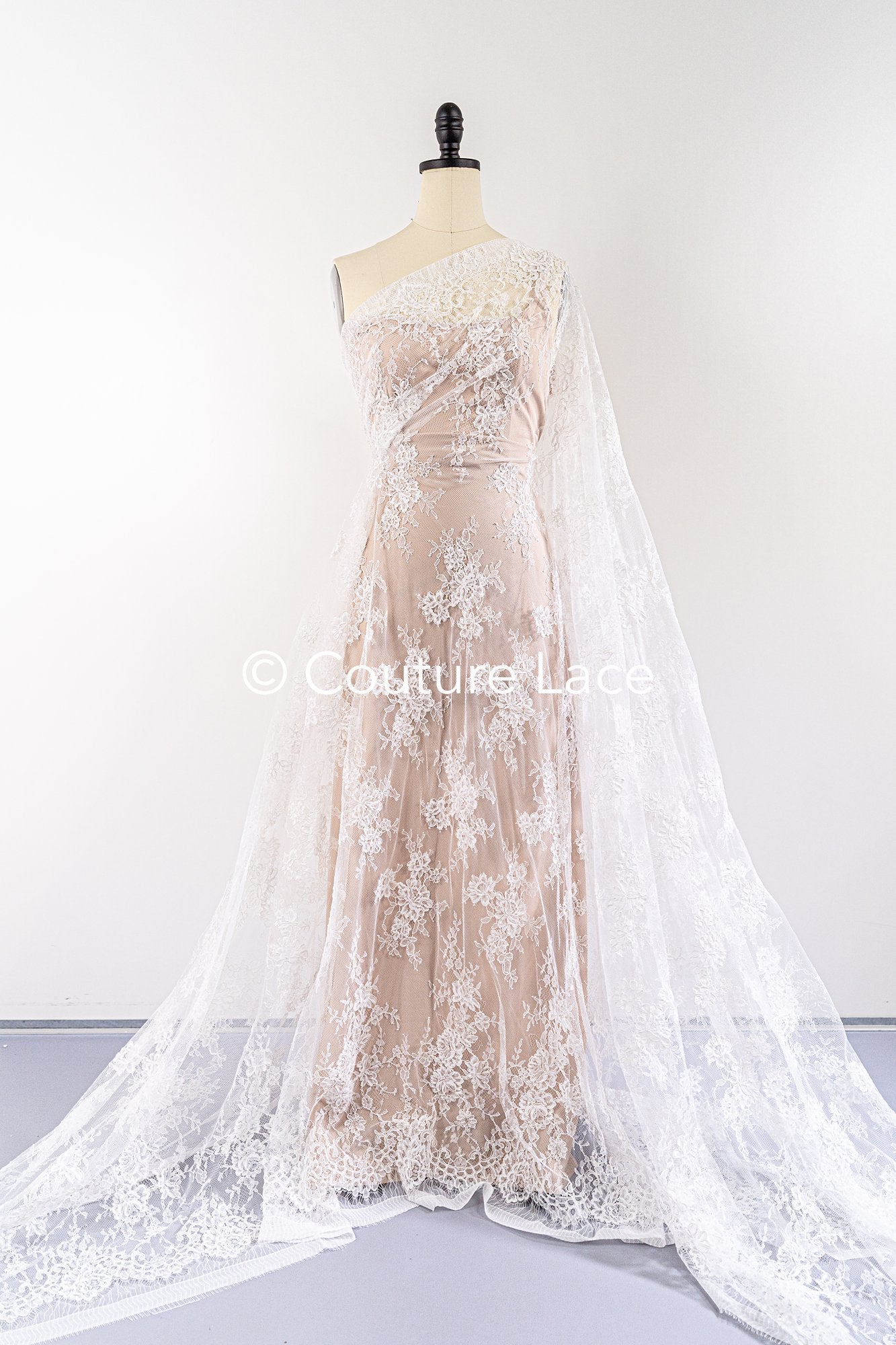 3 mètres de dentelle de Chantilly française / dentelle de mariée française / L25-861