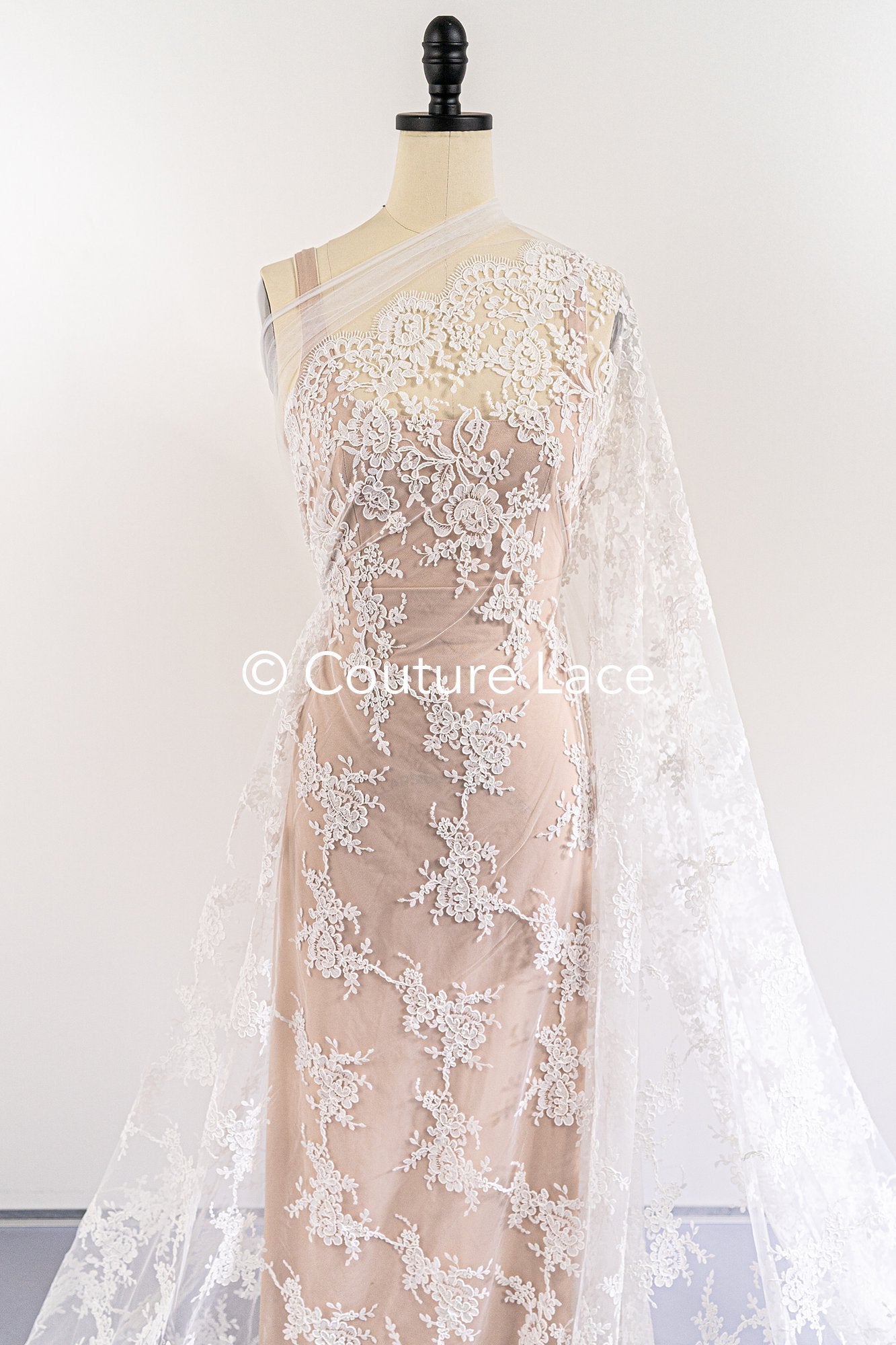 Luxuriöse Blumen-Spitze mit floralen Mustern, Feinste Brautspitze für luxuriöse Brautkleider // L26-012B