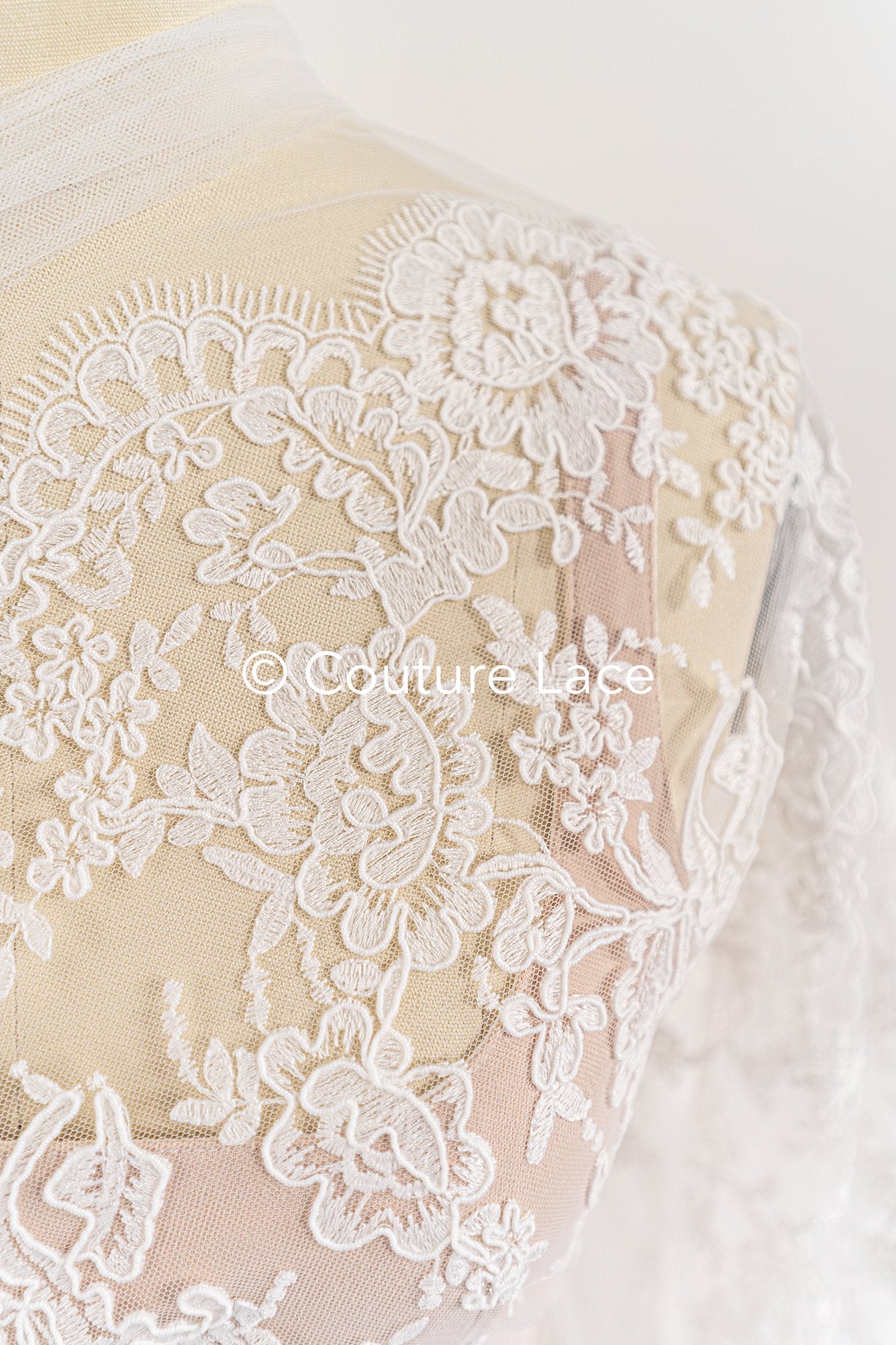 Luxuriöse Blumen-Spitze mit floralen Mustern, Feinste Brautspitze für luxuriöse Brautkleider // L26-012B