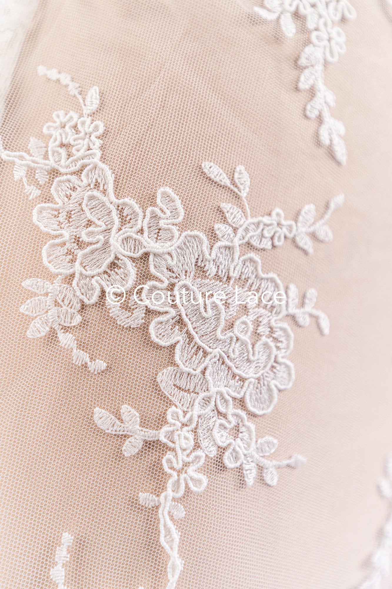 Luxuriöse Blumen-Spitze mit floralen Mustern, Feinste Brautspitze für luxuriöse Brautkleider // L26-012B