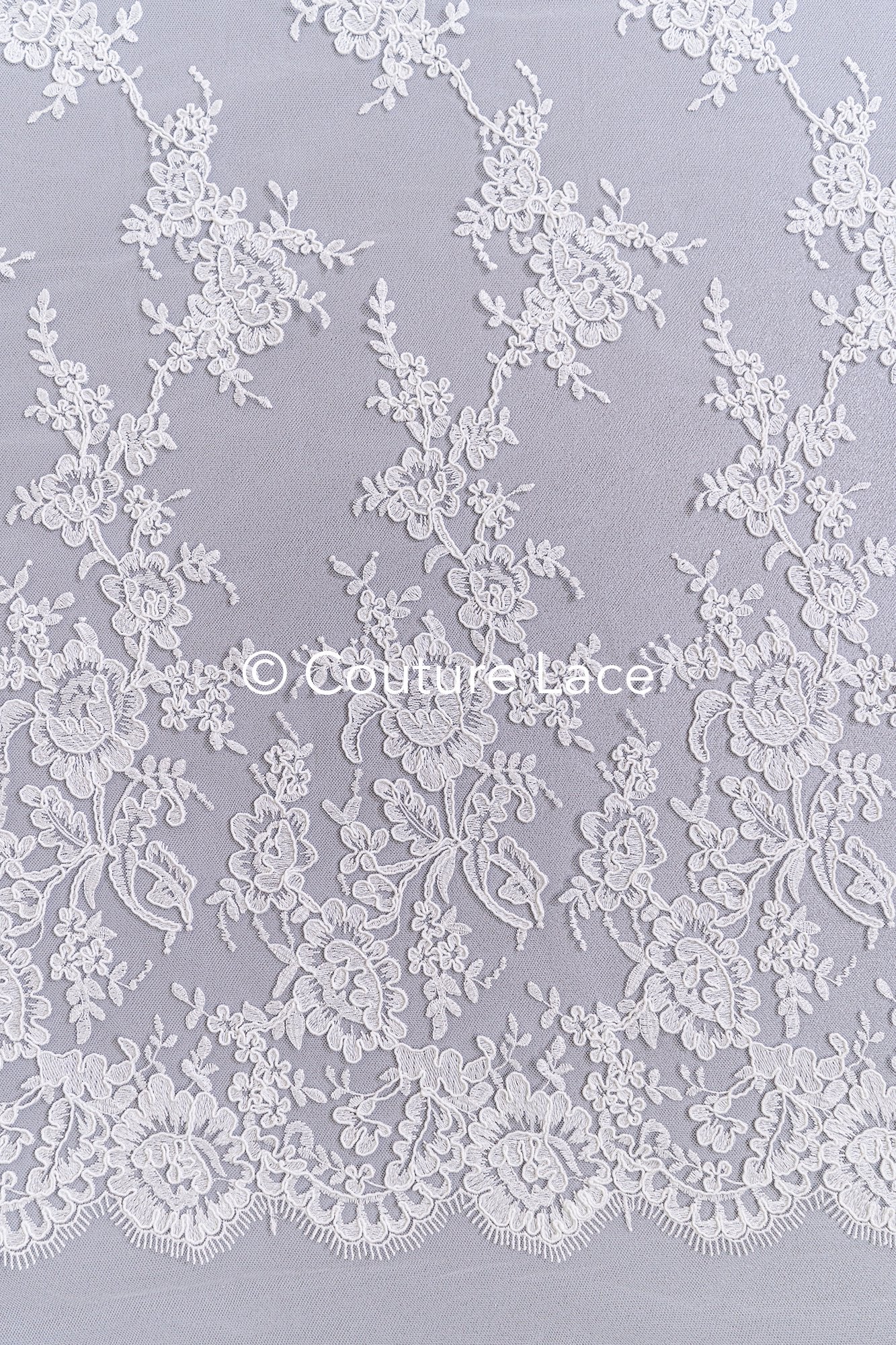 Luxuriöse Blumen-Spitze mit floralen Mustern, Feinste Brautspitze für luxuriöse Brautkleider // L26-012B
