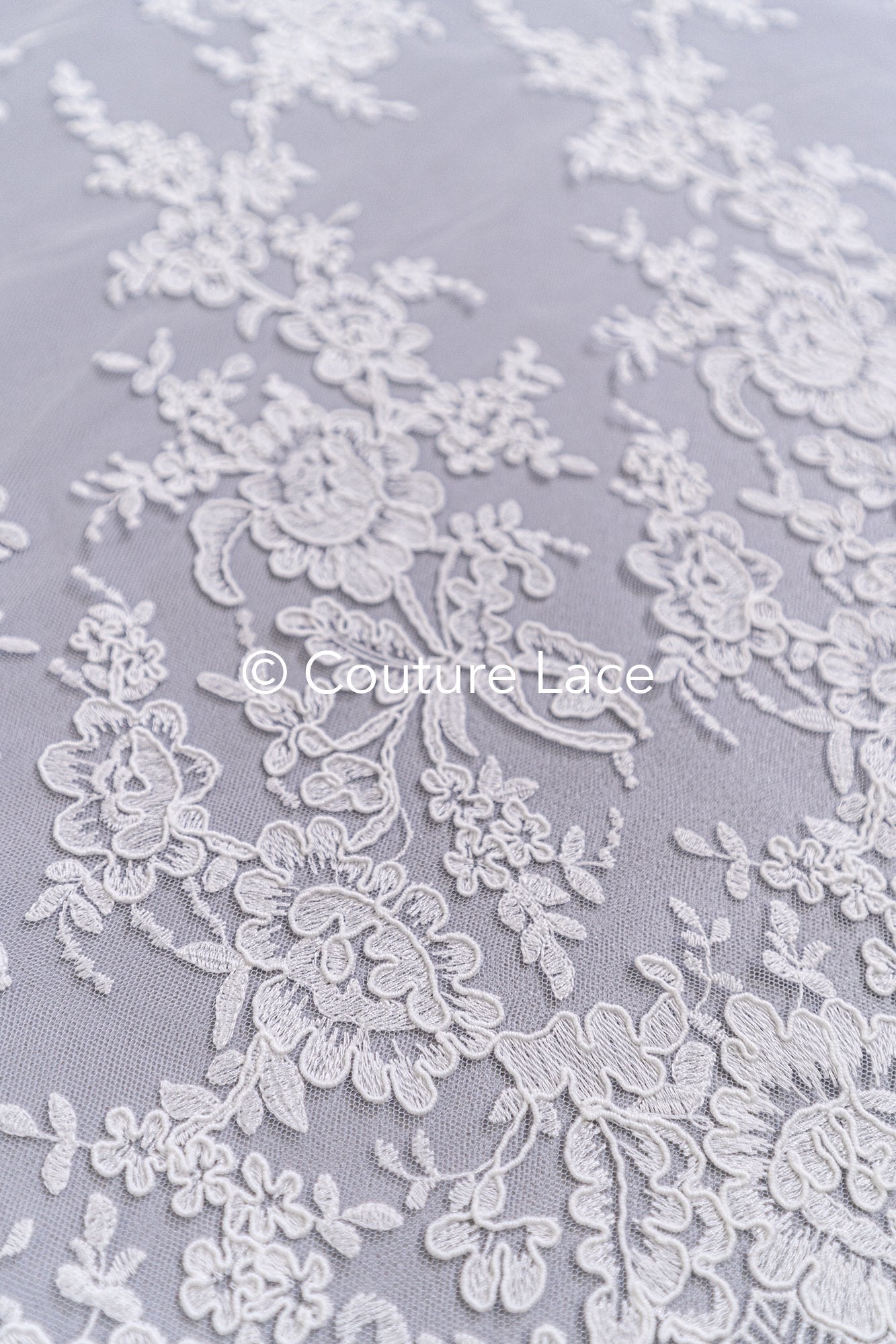 Luxuriöse Blumen-Spitze mit floralen Mustern, Feinste Brautspitze für luxuriöse Brautkleider // L26-012B
