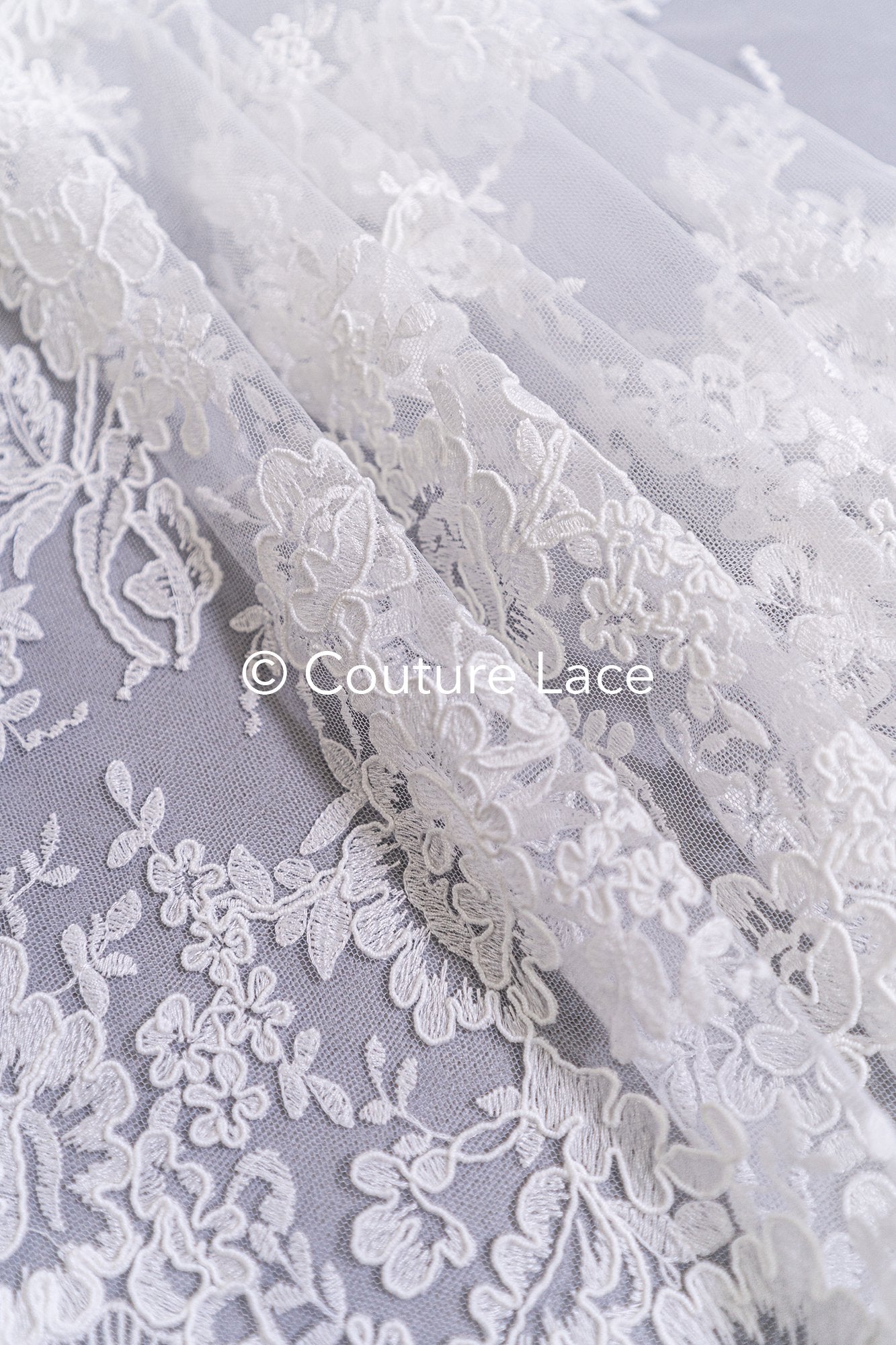 Luxuriöse Blumen-Spitze mit floralen Mustern, Feinste Brautspitze für luxuriöse Brautkleider // L26-012B