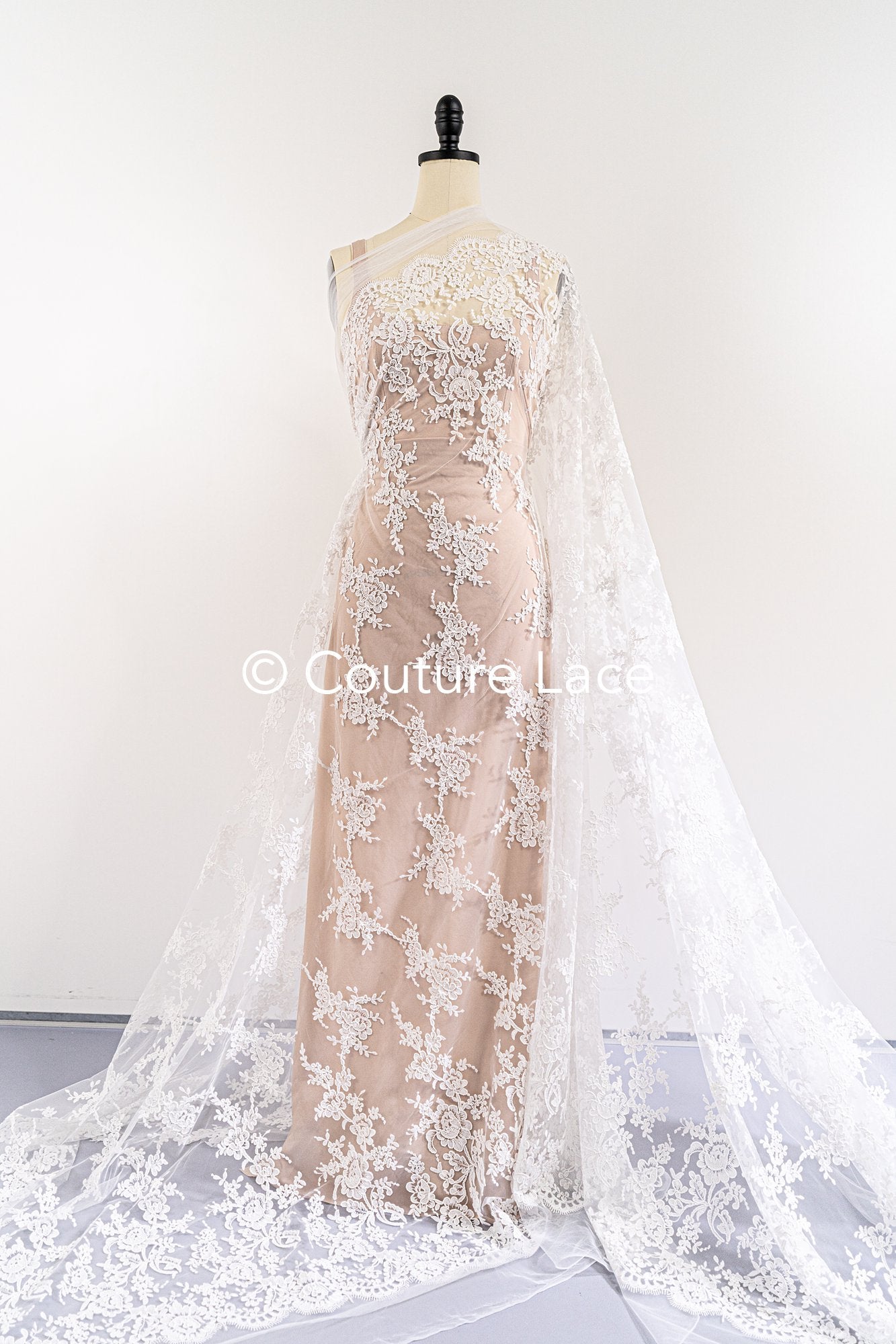 Luxuriöse Blumen-Spitze mit floralen Mustern, Feinste Brautspitze für luxuriöse Brautkleider // L26-012B