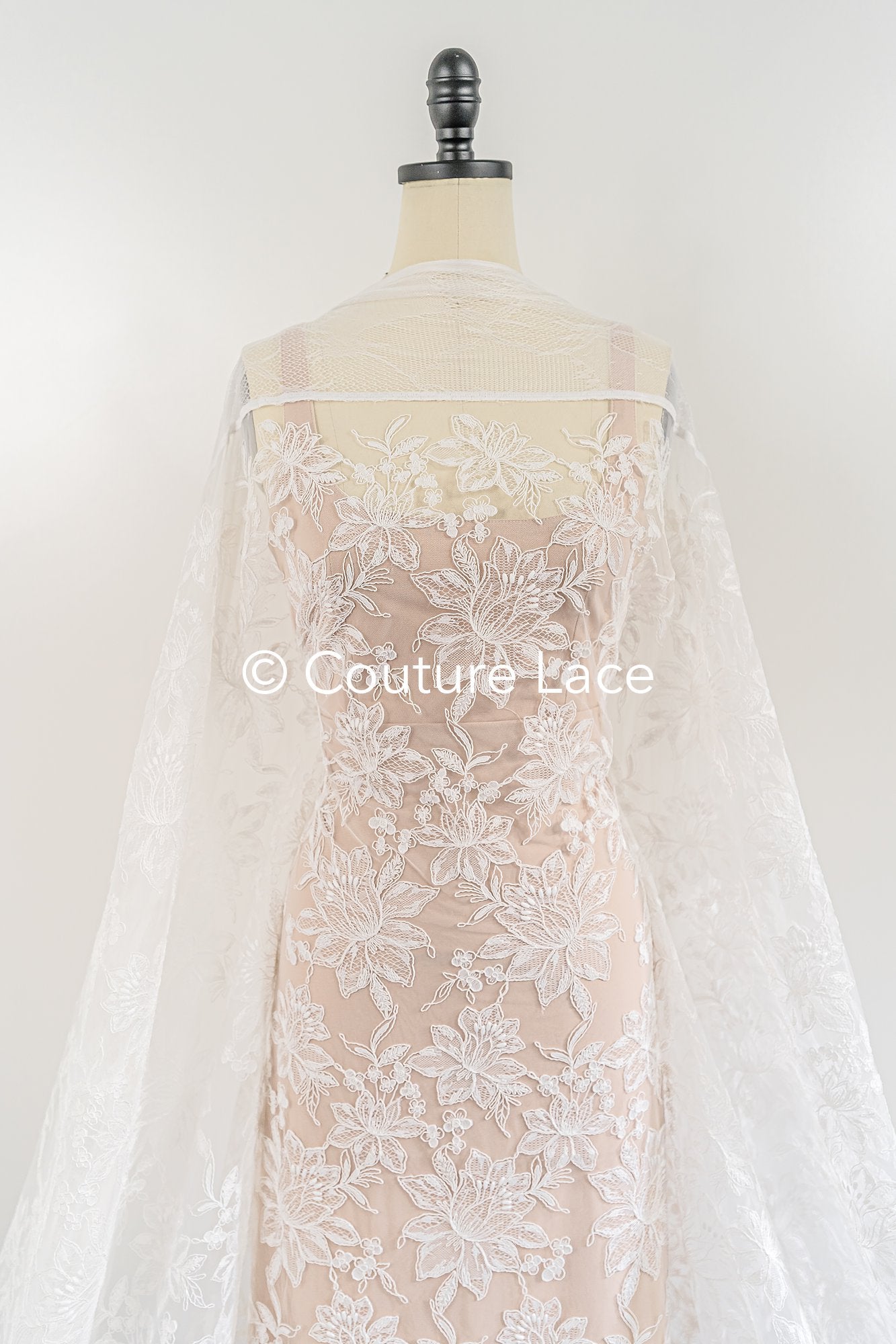 Braut Spitzenstoff mit Blumenmuster, Hochwertiger Spitzen Stoff für Brautkleider // L26-013B