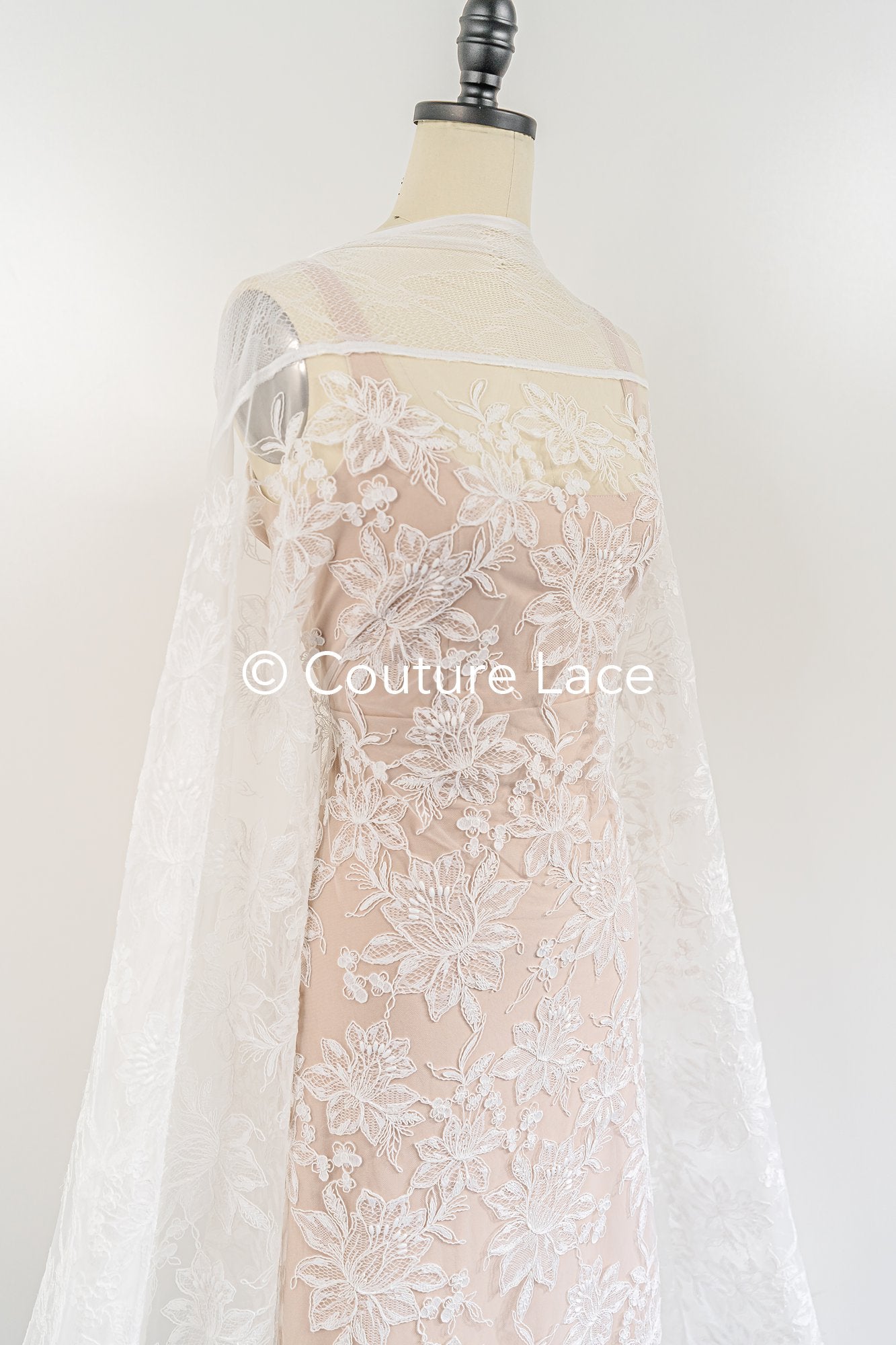Braut Spitzenstoff mit Blumenmuster, Hochwertiger Spitzen Stoff für Brautkleider // L26-013B