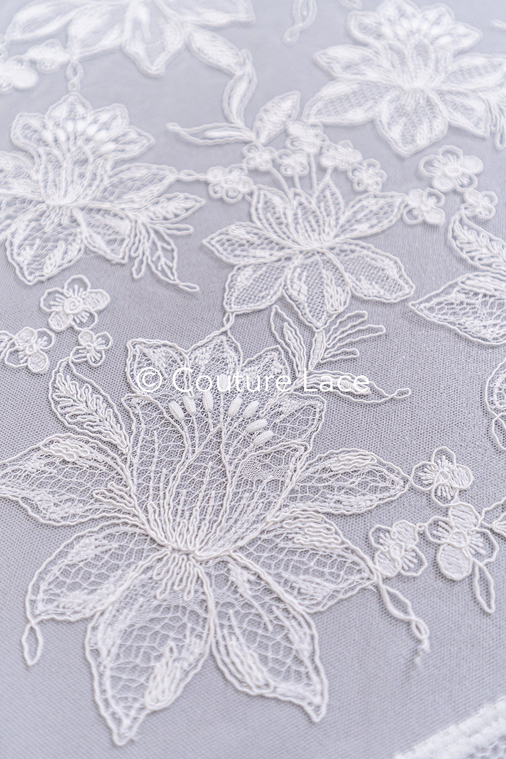 Braut Spitzenstoff mit Blumenmuster, Hochwertiger Spitzen Stoff für Brautkleider // L26-013B