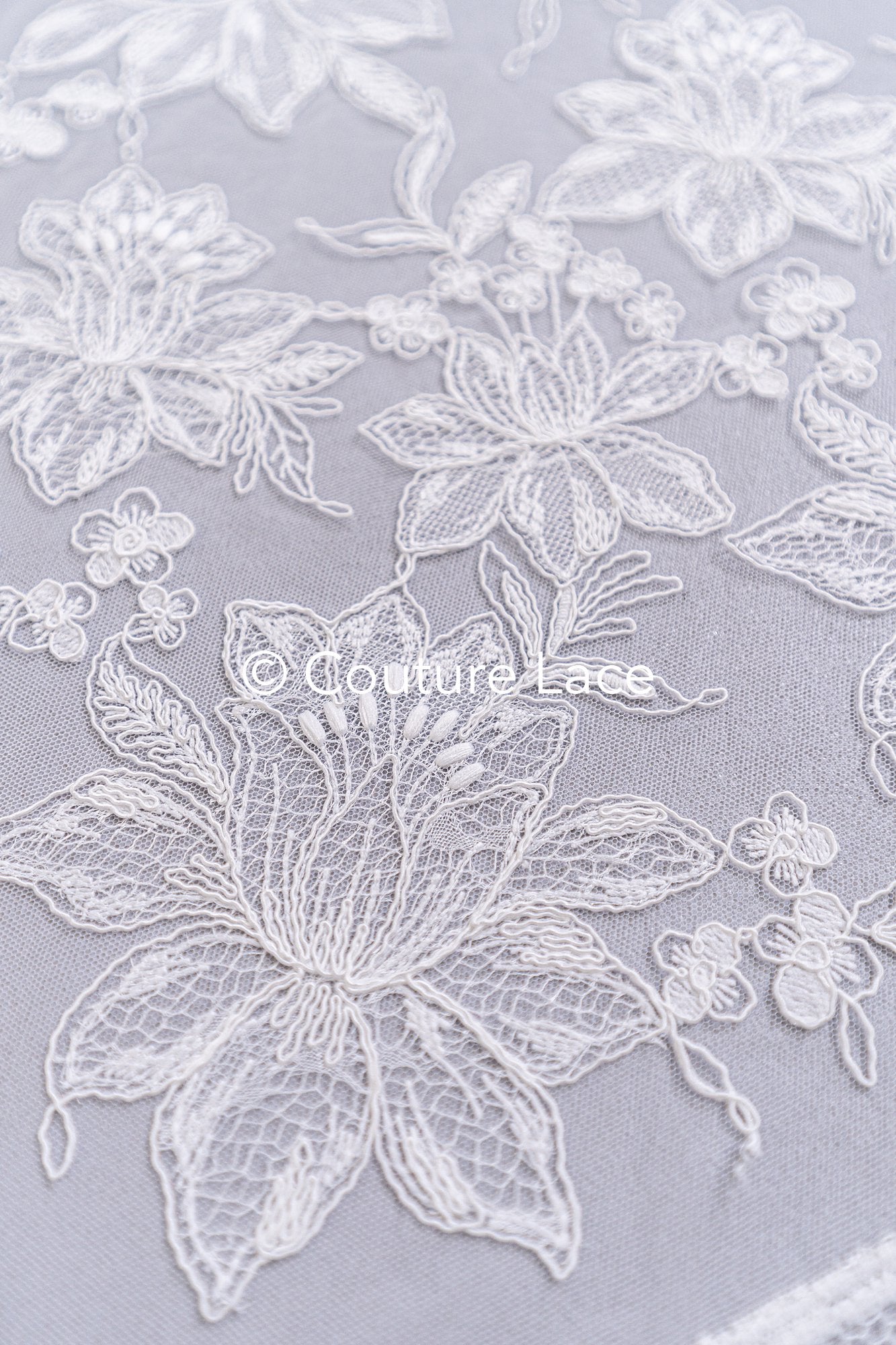Braut Spitzenstoff mit Blumenmuster, Hochwertiger Spitzen Stoff für Brautkleider // L26-013B
